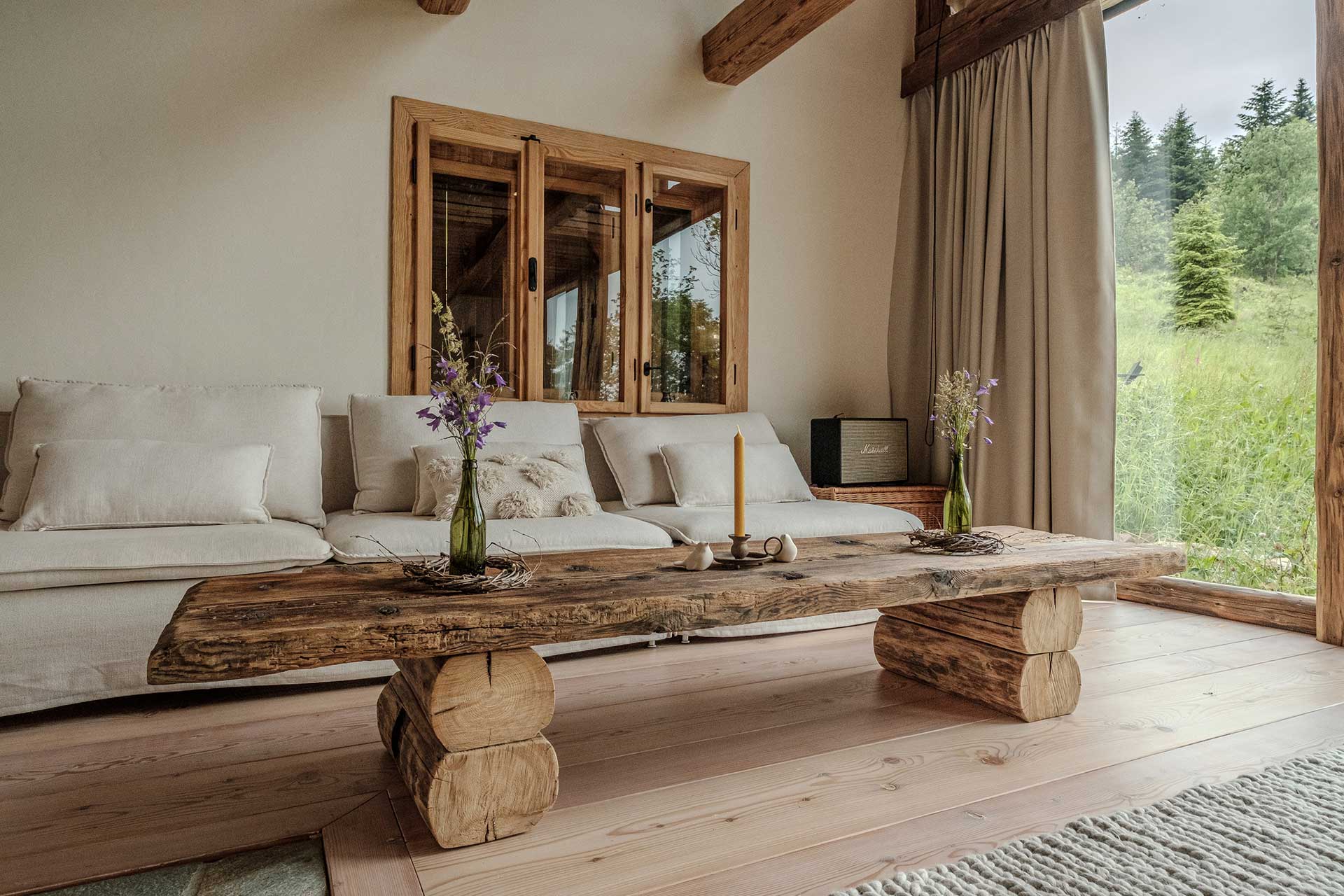 salon avec poutres Chata Pytlorka maison en bois salon avec poutres Chata Pytlorka maison en bois