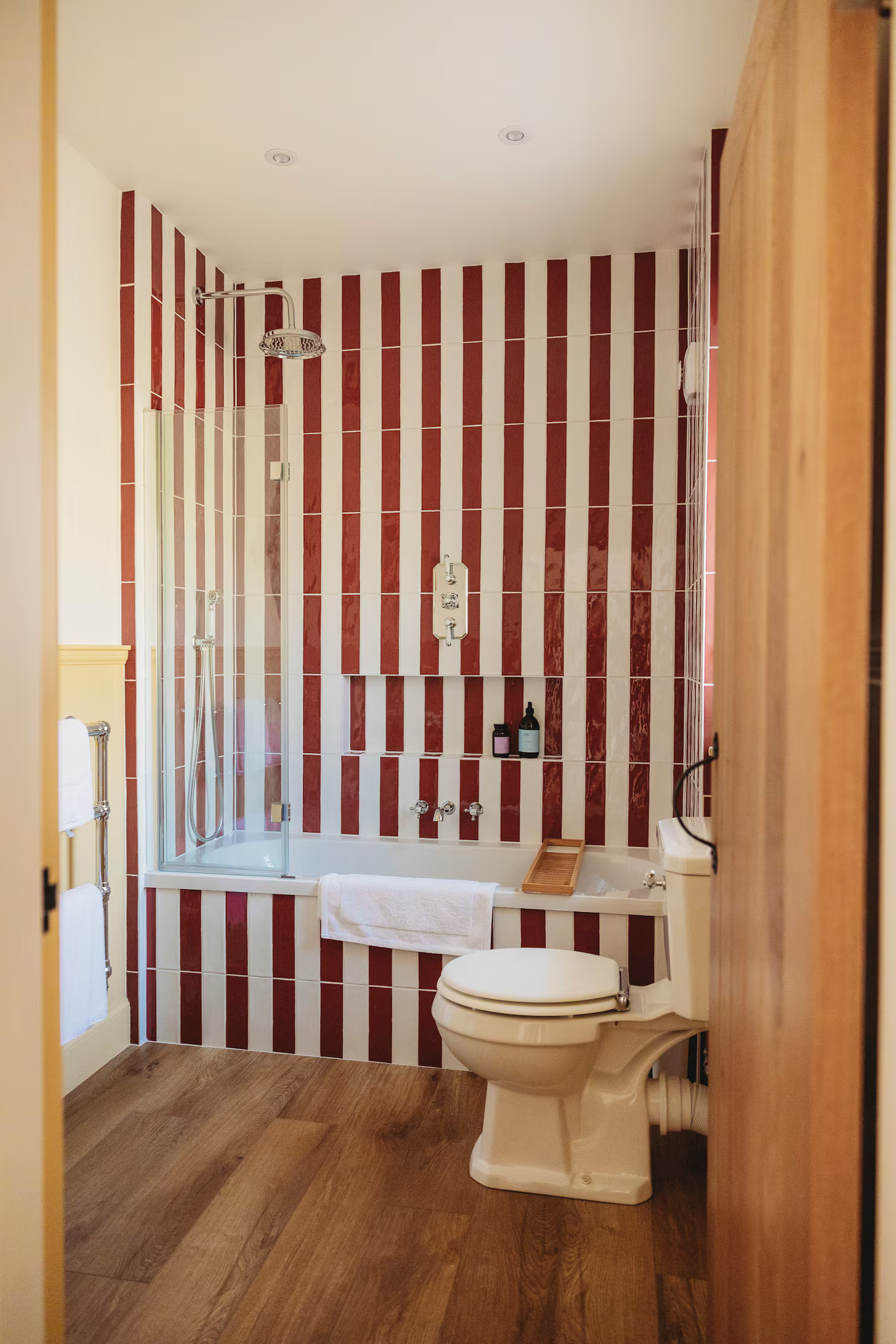 salle de bain carrelage rayures rouges et blanches maison Écosse décoration colorée salle de bain carrelage rayures rouges et blanches maison Écosse décoration colorée