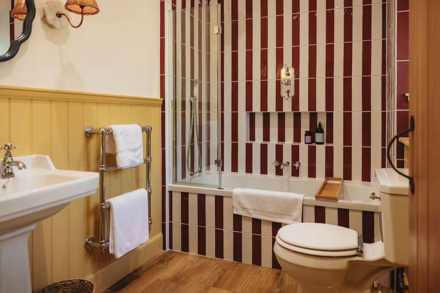 salle de bain carrelage jaune et rayures rouges et blanches maison Écosse décoration colorée salle de bain carrelage jaune et rayures rouges et blanches maison Écosse décoration colorée