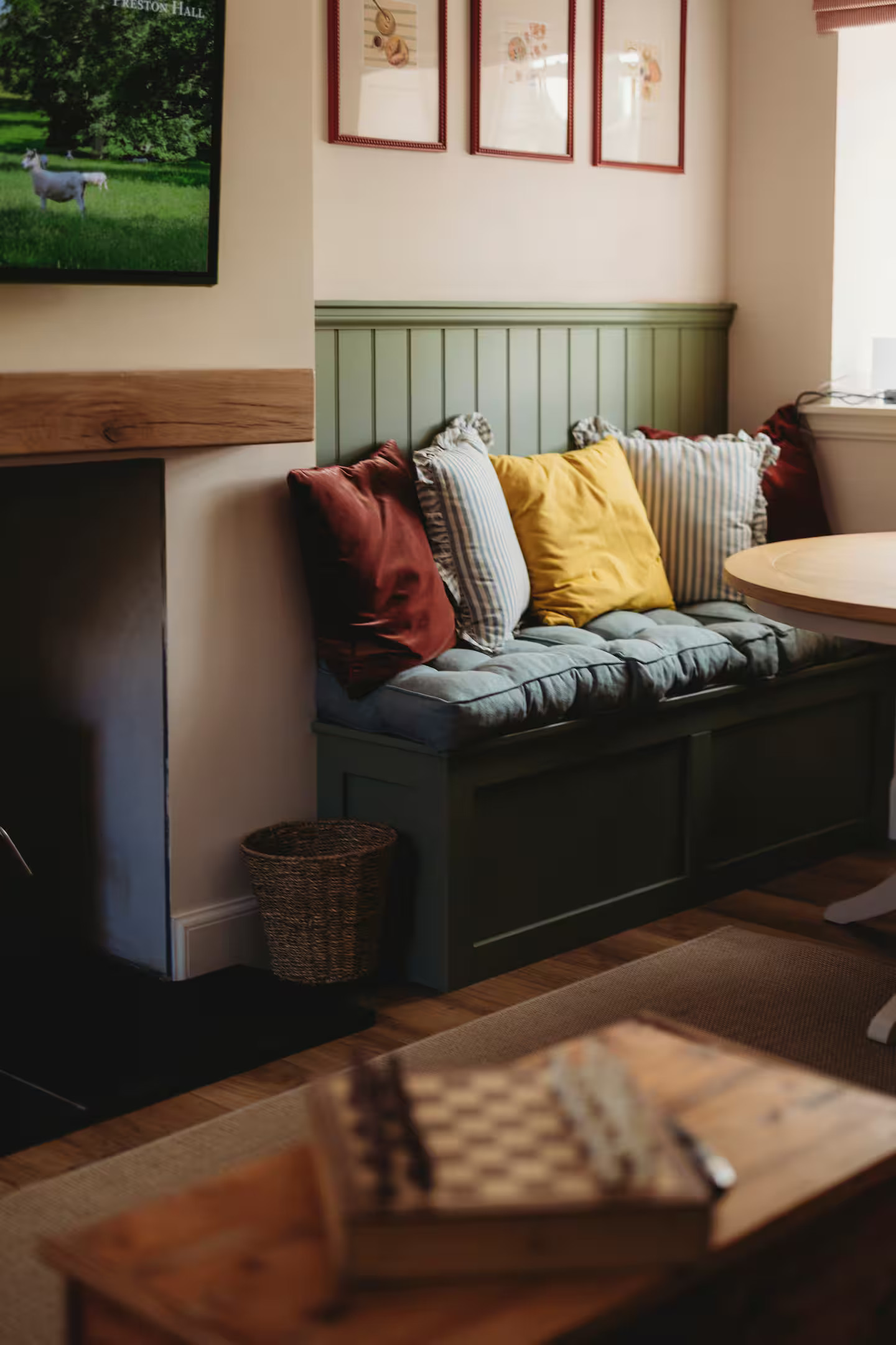salon avec poêle petite maison Écosse décoration colorée salon avec poêle petite maison Écosse décoration colorée