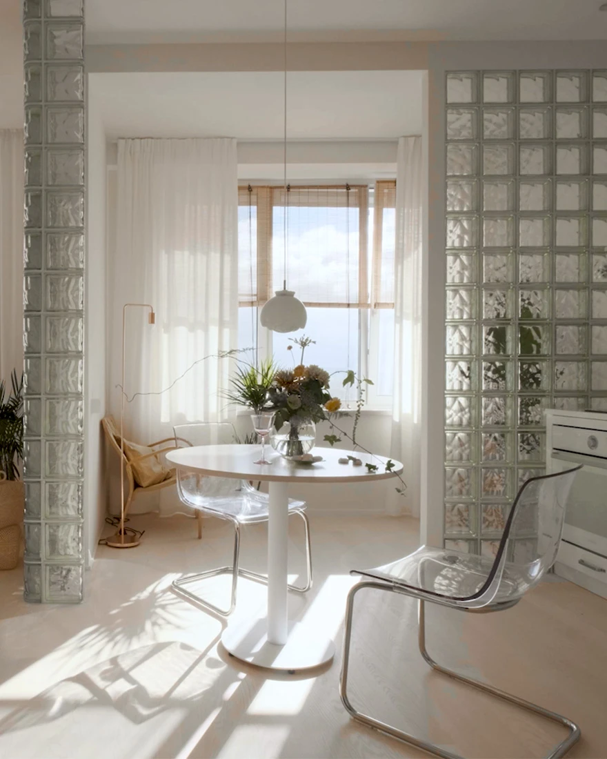 salle à manger décoration design grand studio murs pavés de verre appartement 40m2 salle à manger décoration design grand studio murs pavés de verre appartement 40m2
