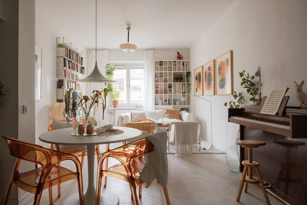 salon avec bibliothèques et piano appartement 54m2 décoration scandinave et design