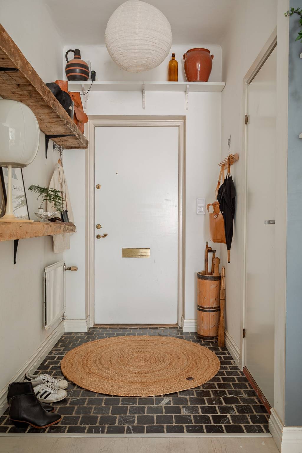 entrée avec carrelage gris