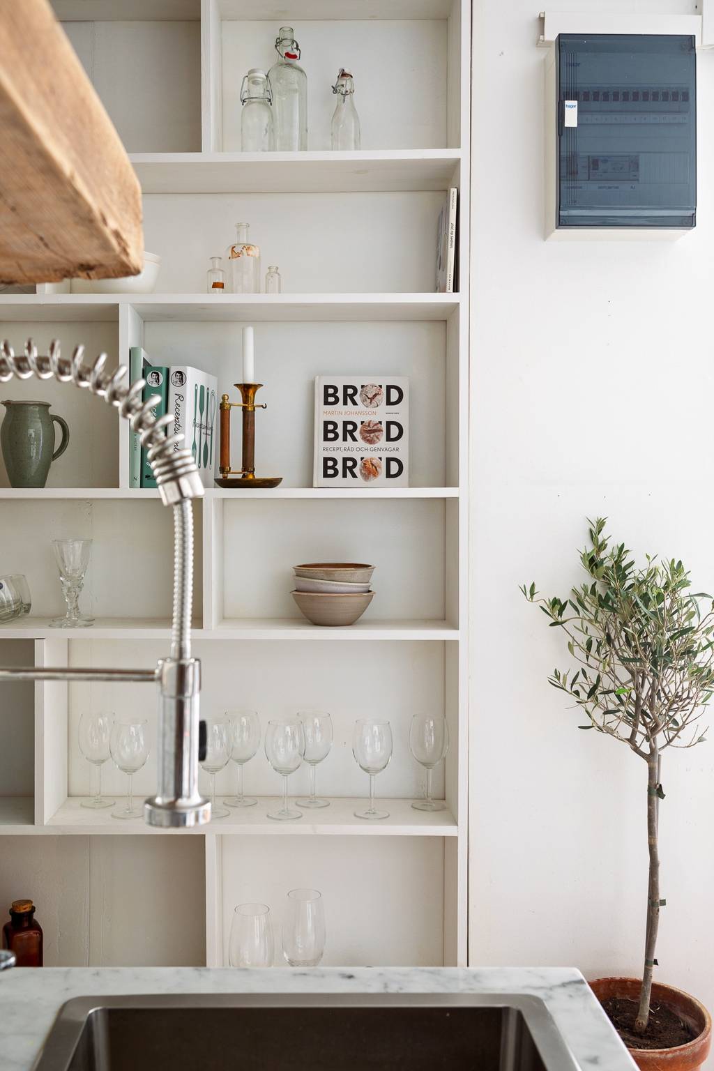 cuisine et étagères ouvertes appartement 54m2