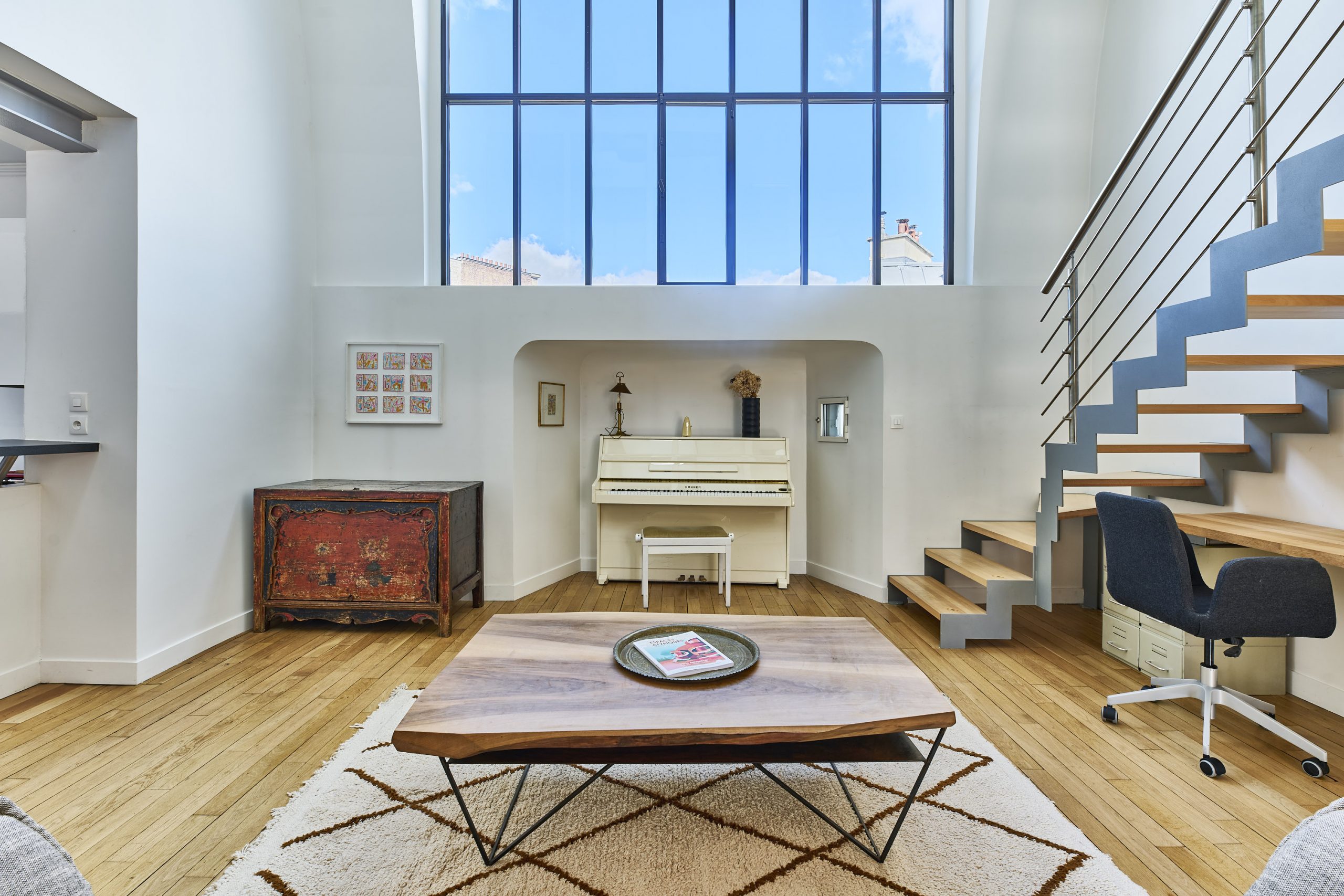 salon avec verrière appartement en duplex Paris Photo: © Julien Krede