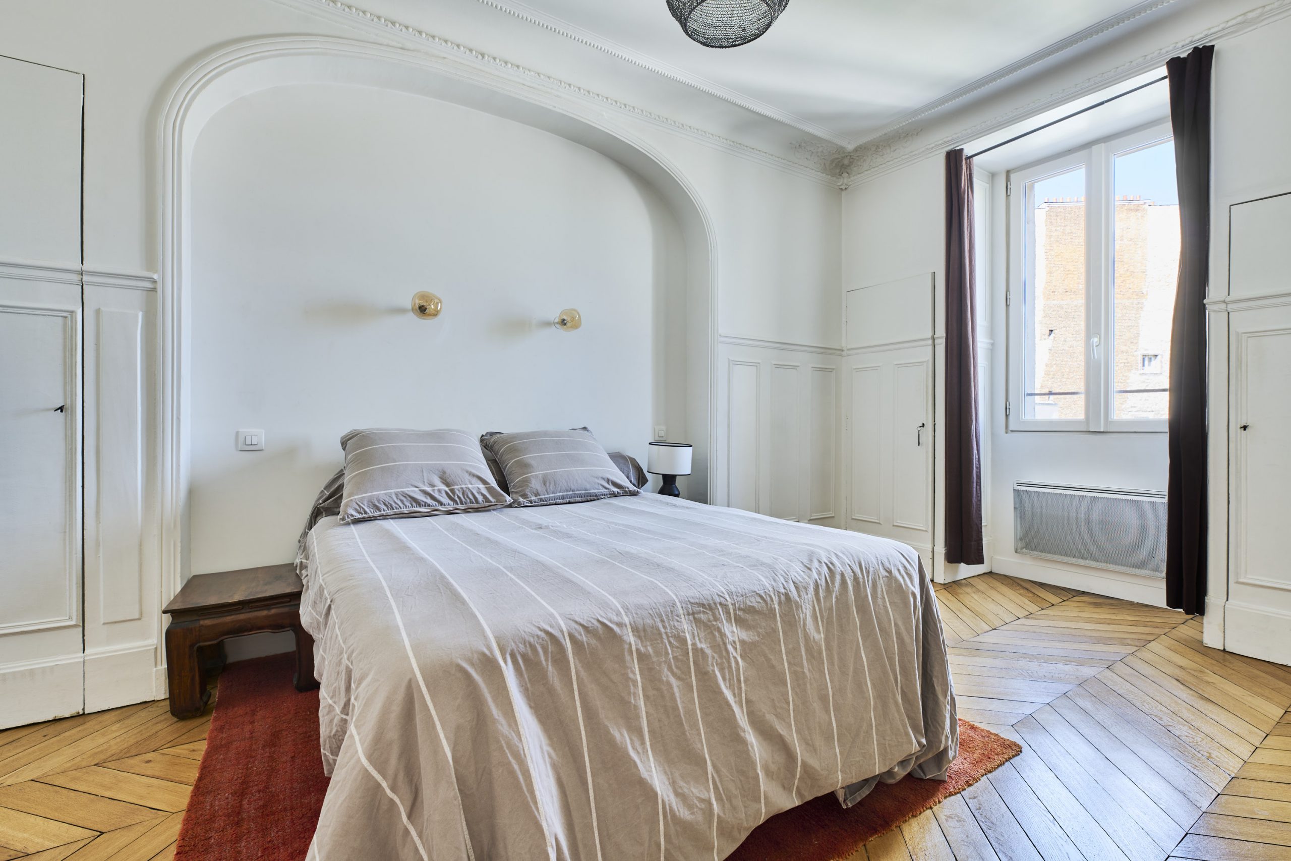 chambre avec moulures appartement en duplex Paris Photo: © Julien Krede
