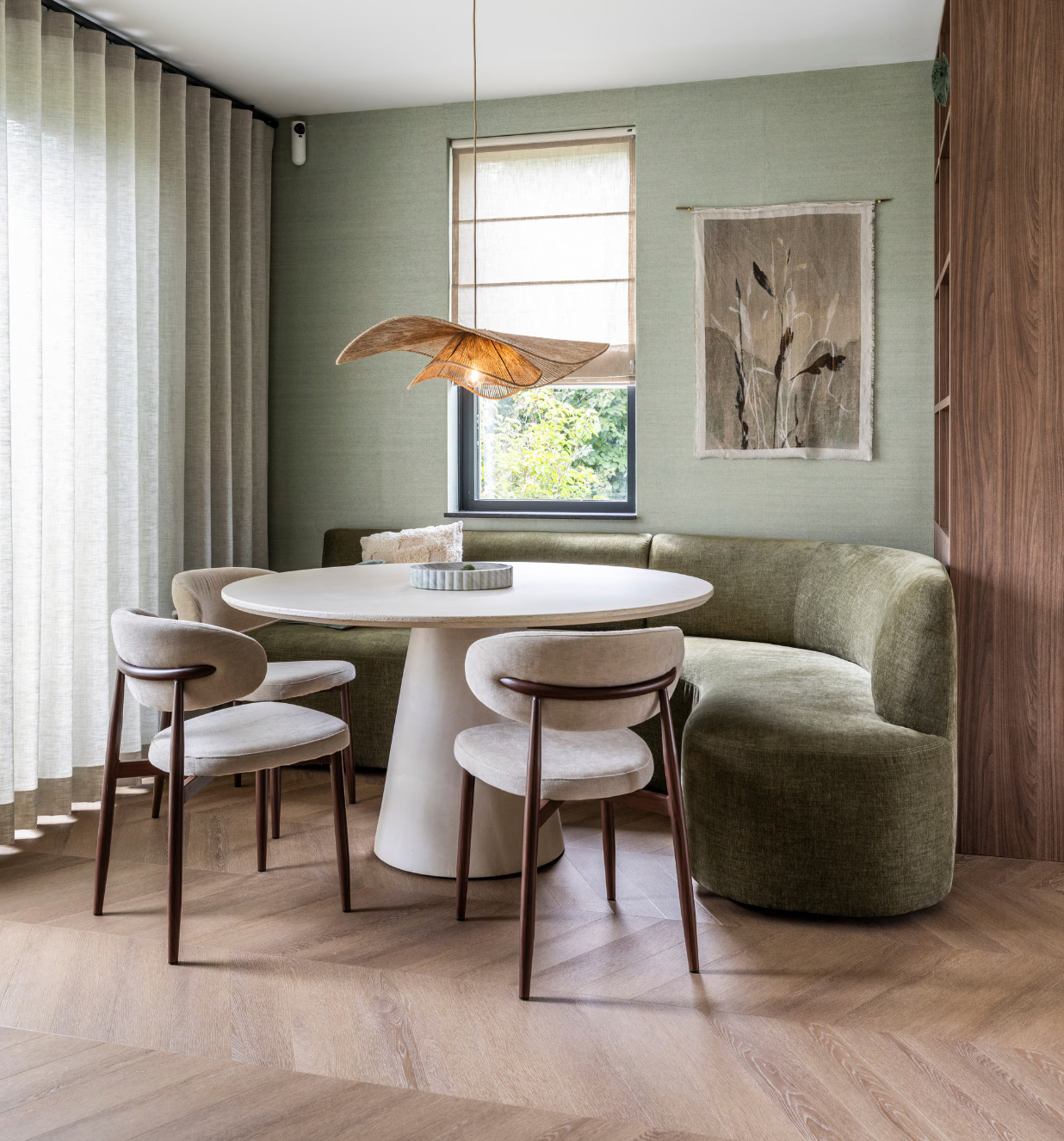 salle à manger maison de ville décoration contemporaine tons verts et naturels
