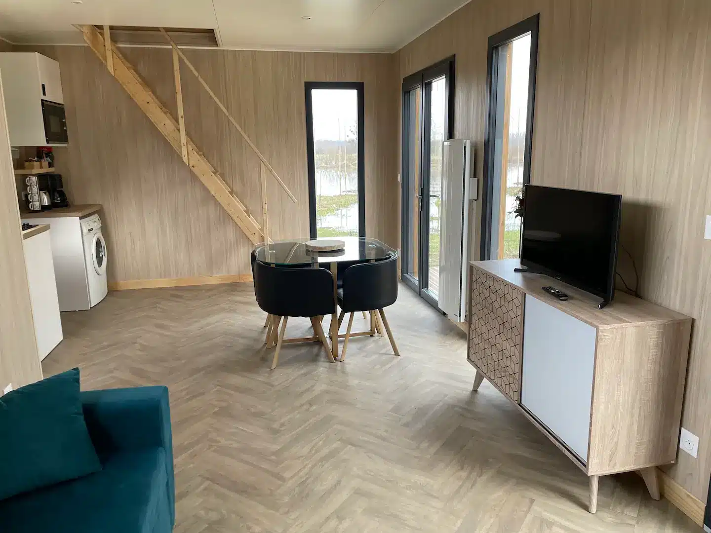 salon et cuisine petite maison 40m2 Greenkub sur pilotis Hérault