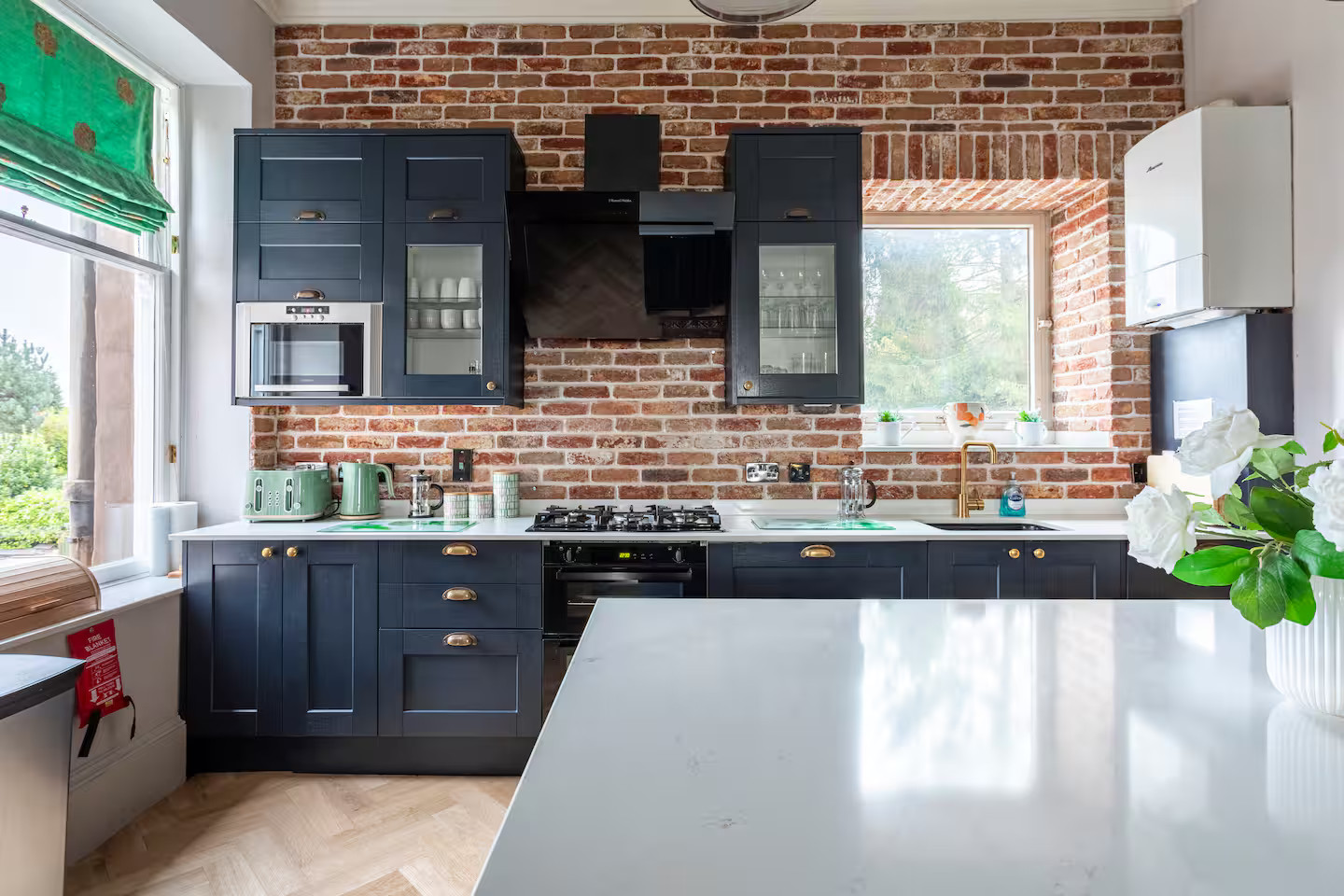 cuisine ouverte bleue maison victorienne rénovée à Glasgow, vitraux et déco colorée cuisine ouverte bleue maison victorienne rénovée à Glasgow, vitraux et déco colorée