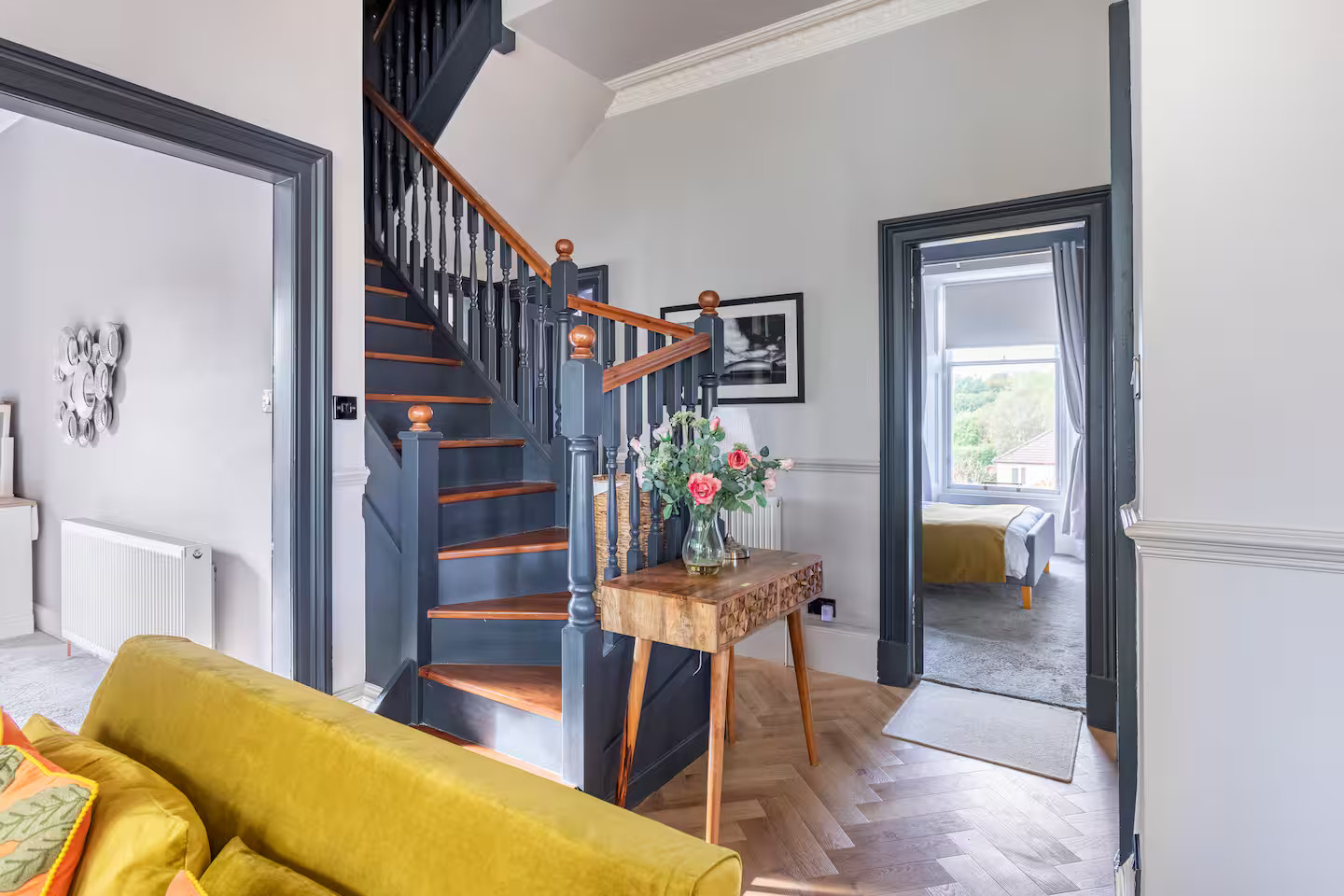 Intérieur maison victorienne rénovée à Glasgow, vitraux et déco colorée Intérieur maison victorienne rénovée à Glasgow, vitraux et déco colorée