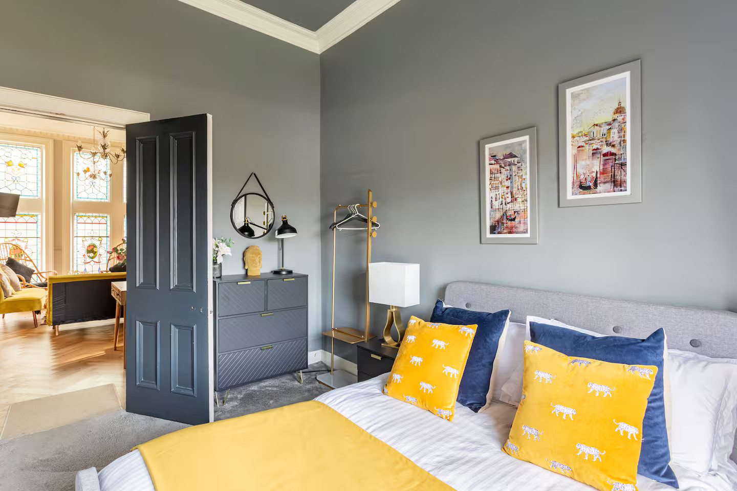 chambre maison victorienne rénovée à Glasgow, vitraux et déco colorée chambre maison victorienne rénovée à Glasgow, vitraux et déco colorée