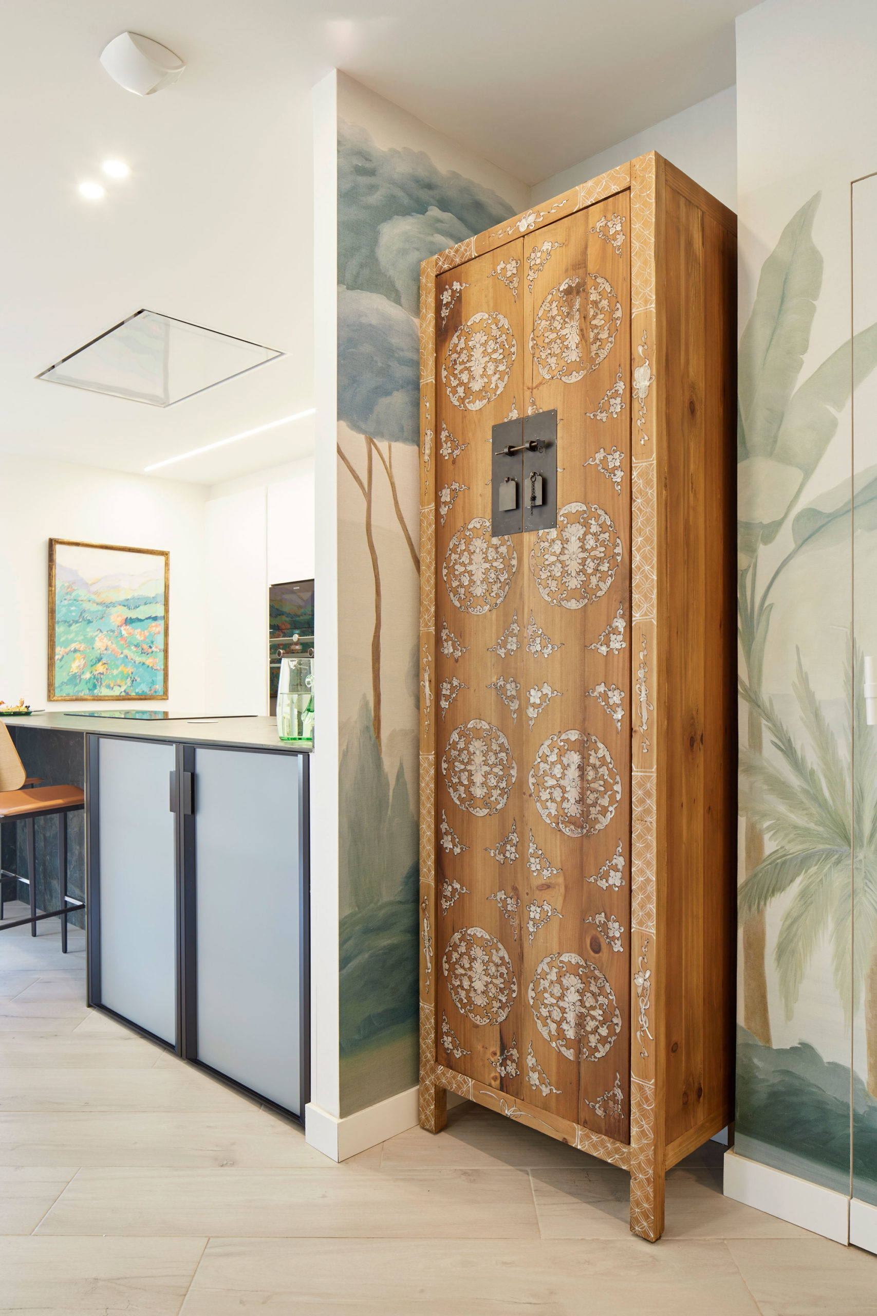 entrée avec armoire chinoise bois brut appartement en duplex décoration contemporaine entrée avec armoire chinoise bois brut appartement en duplex décoration contemporaine