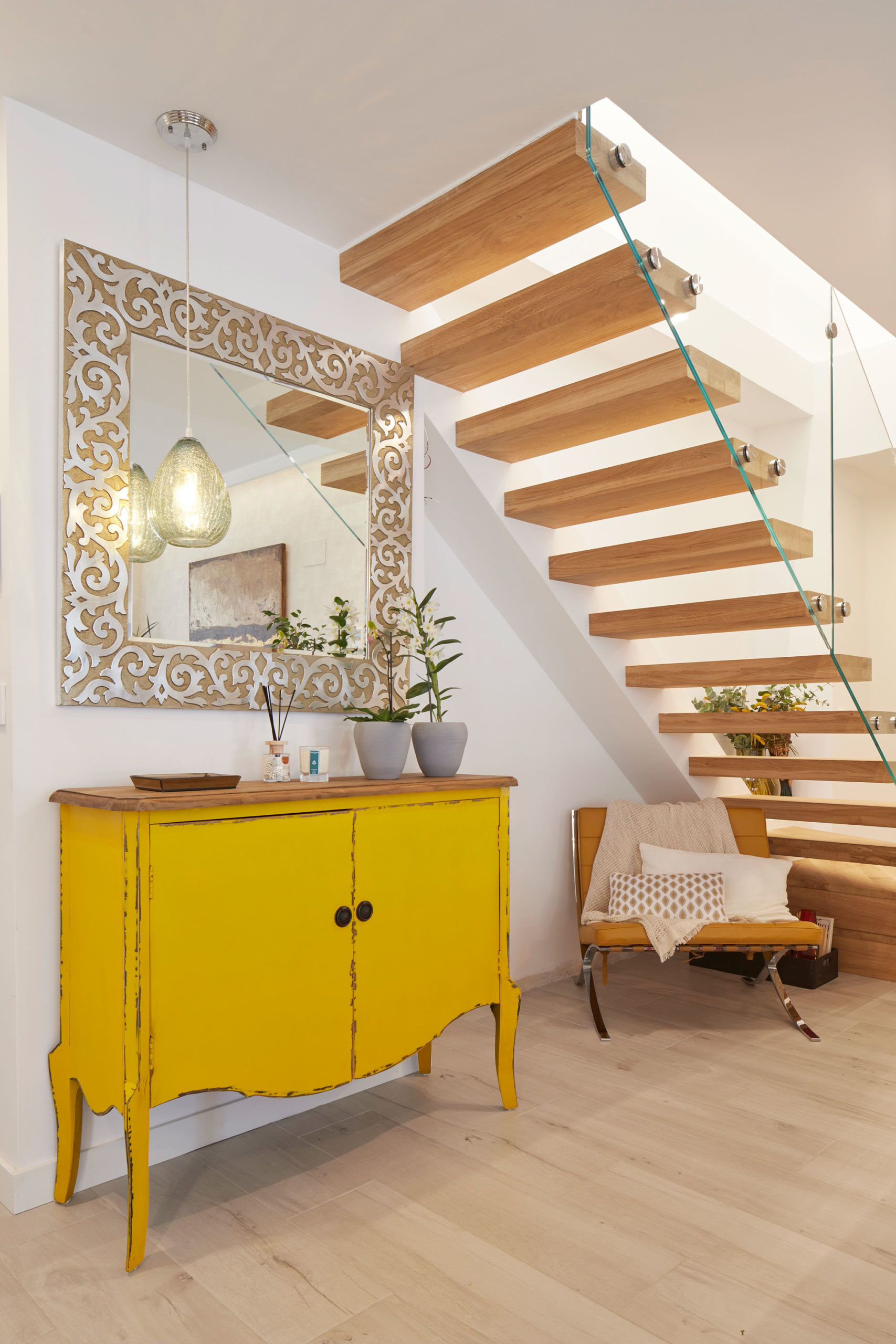 entrée avec escalier appartement en duplex décoration contemporaine entrée avec escalier appartement en duplex décoration contemporaine