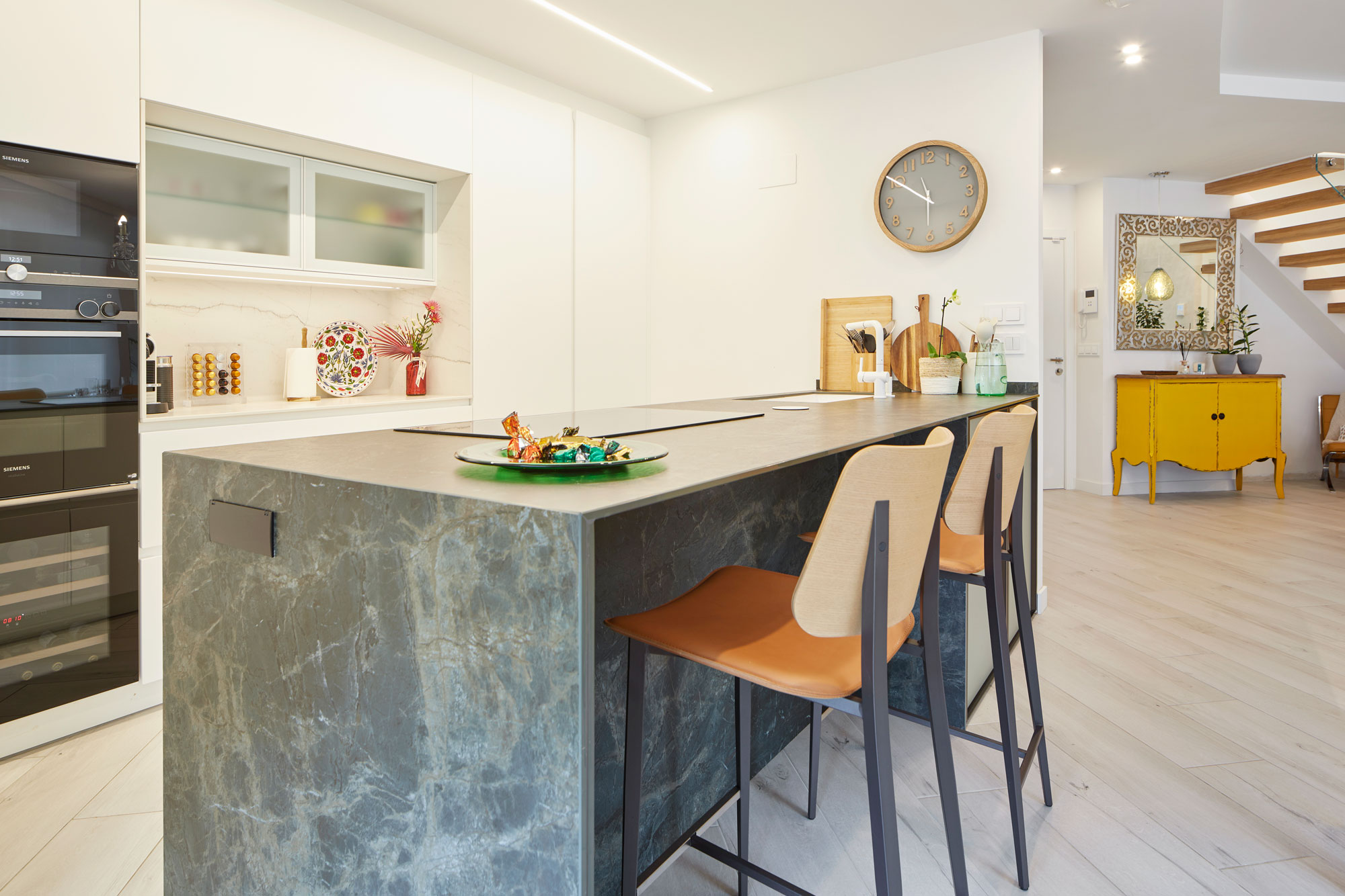 cuisine ouverte sur salon avec escalier appartement en duplex décoration contemporaine cuisine ouverte sur salon avec escalier appartement en duplex décoration contemporaine