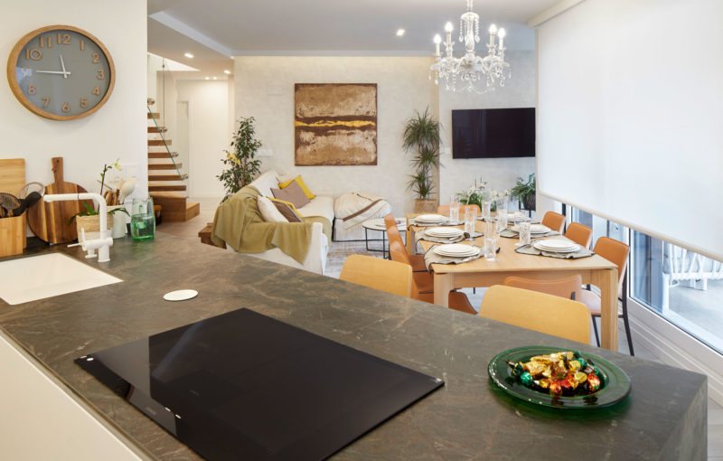 cuisine ouverte sur salon avec escalier appartement en duplex décoration contemporaine cuisine ouverte sur salon avec escalier appartement en duplex décoration contemporaine