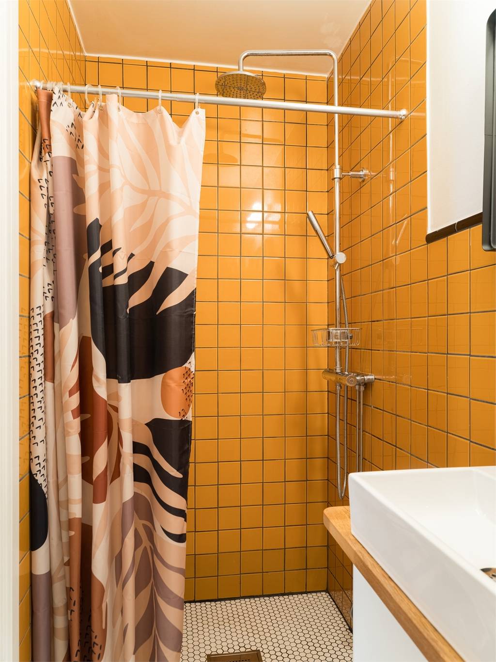 salle de bain carrelage jaune vif studio 34m2 salle de bain carrelage jaune vif studio 34m2