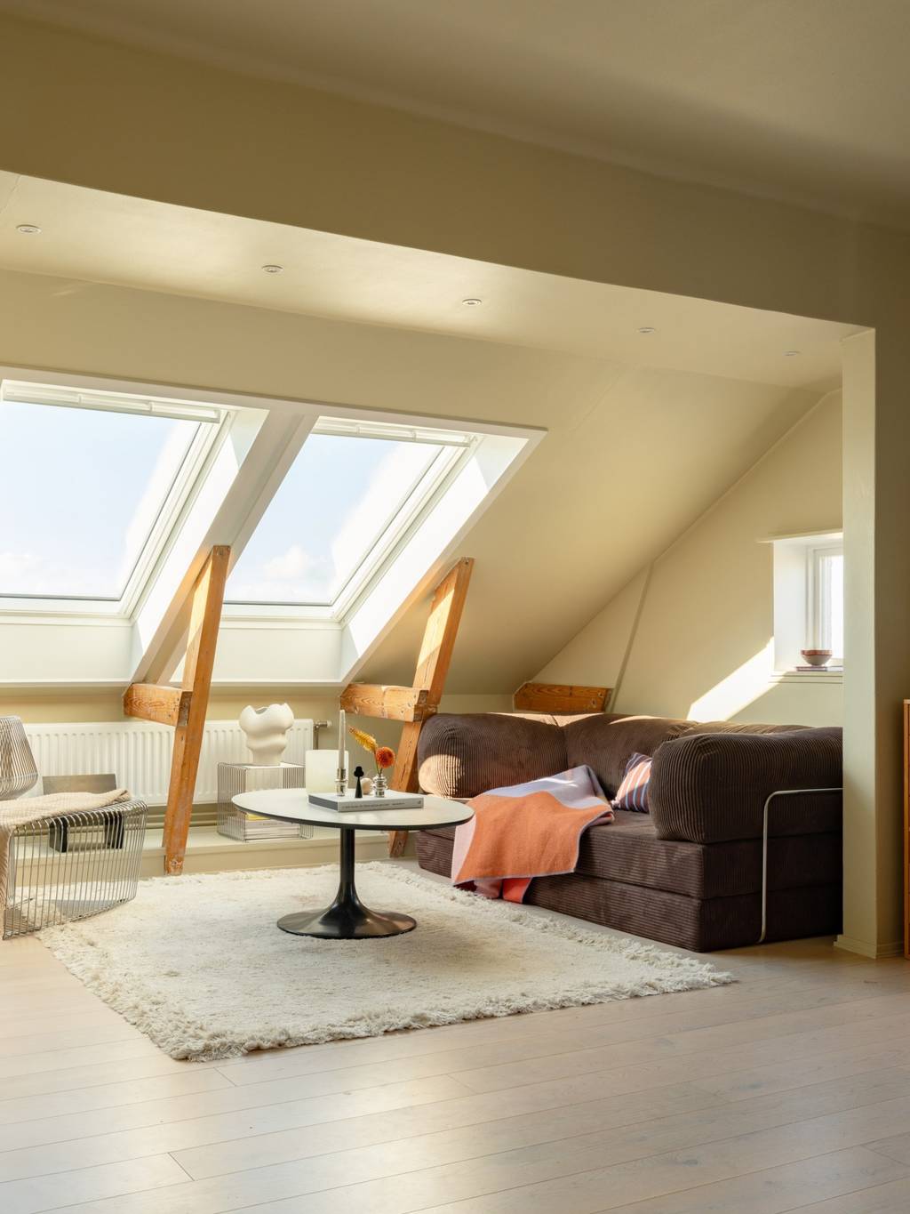 salon avec velux trois-pièces mansardé 68m2 décoration scandinave