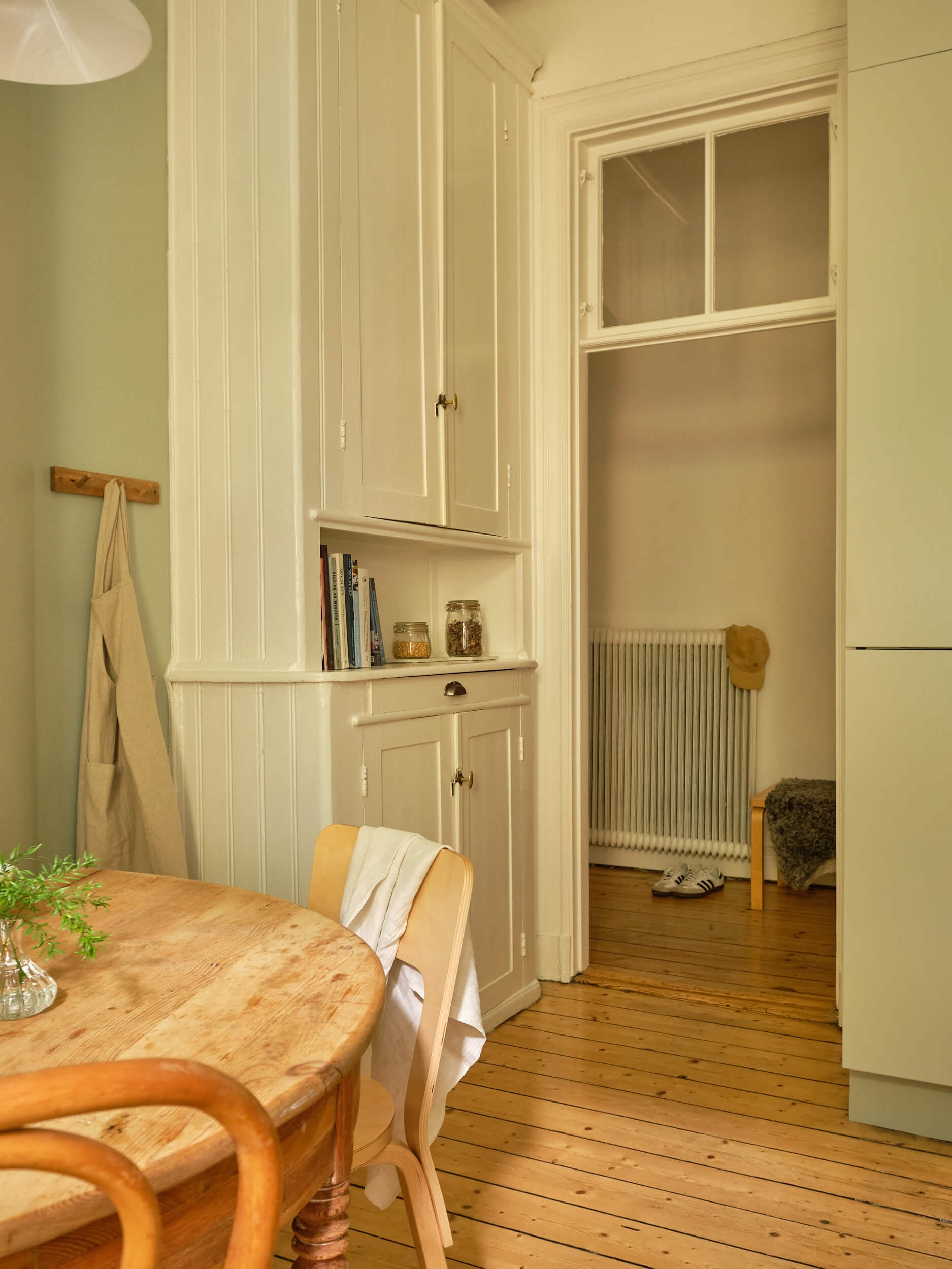 cuisine vert sauge décoration vintage et scandinave appartement 55m2 cuisine vert sauge décoration vintage et scandinave appartement 55m2