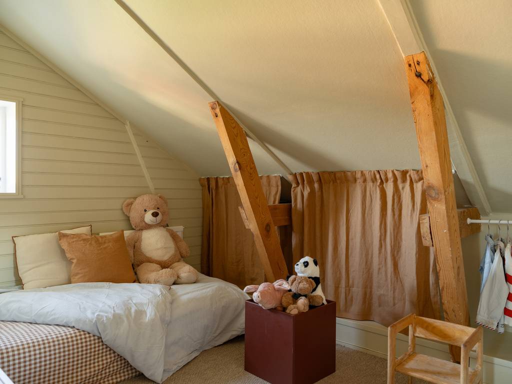 chambre enfant avec poutres trois-pièces mansardé 68m2 décoration scandinave
