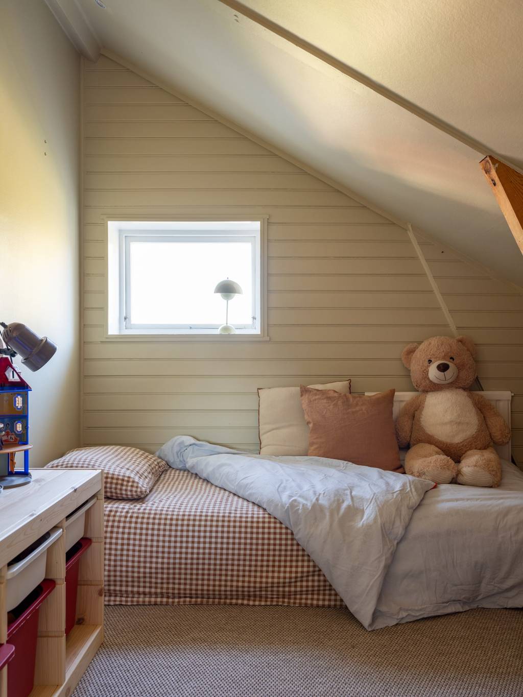chambre enfant avec poutres trois-pièces mansardé 68m2 décoration scandinave