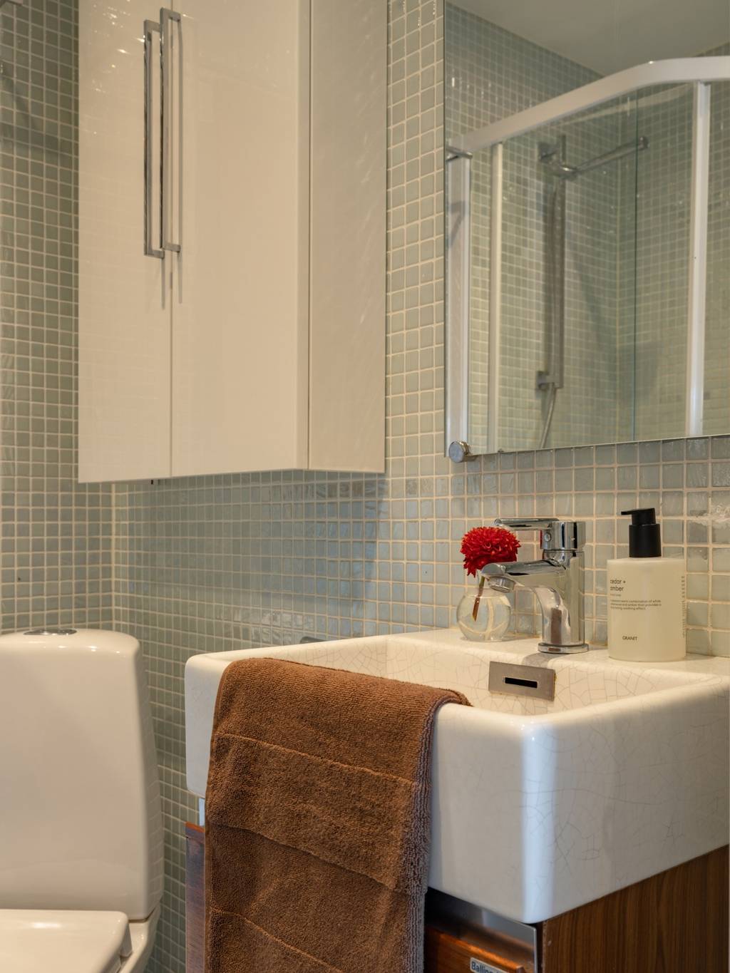 salle de bain carrelage bleu pâle brillant
