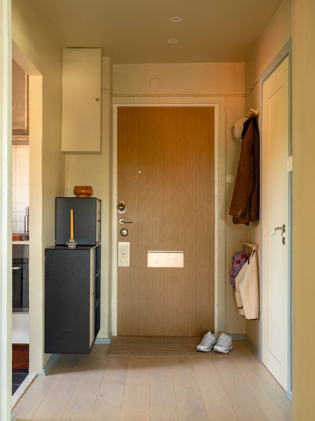 entrée murs jaune beurre trois-pièces mansardé 68m2 décoration scandinave