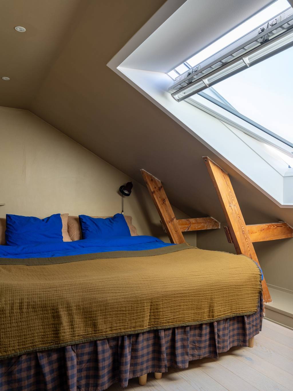 chambre avec velux et poutres trois-pièces mansardé 68m2 décoration scandinave
