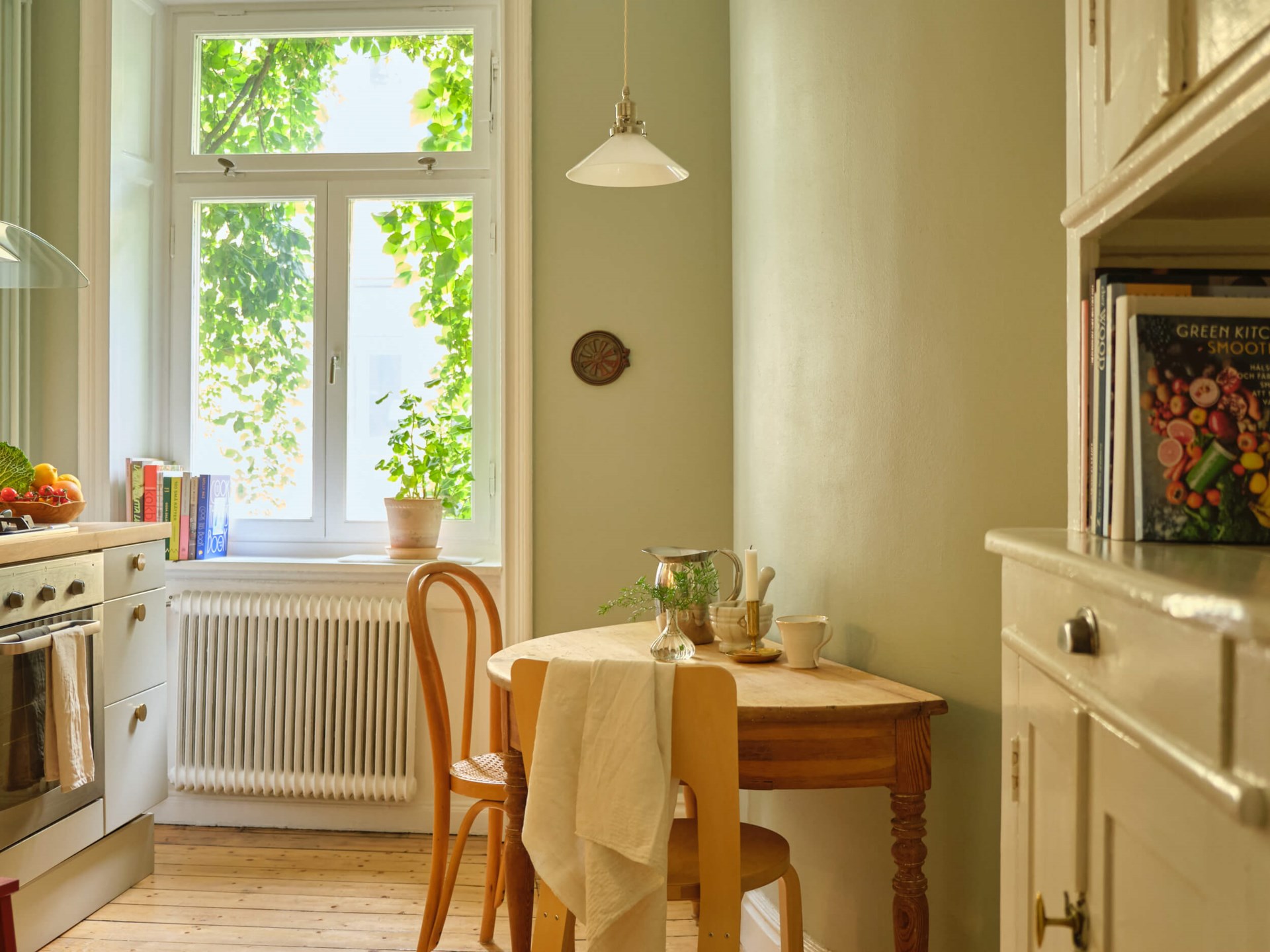 cuisine vert sauge décoration vintage et scandinave appartement 55m2 cuisine vert sauge décoration vintage et scandinave appartement 55m2