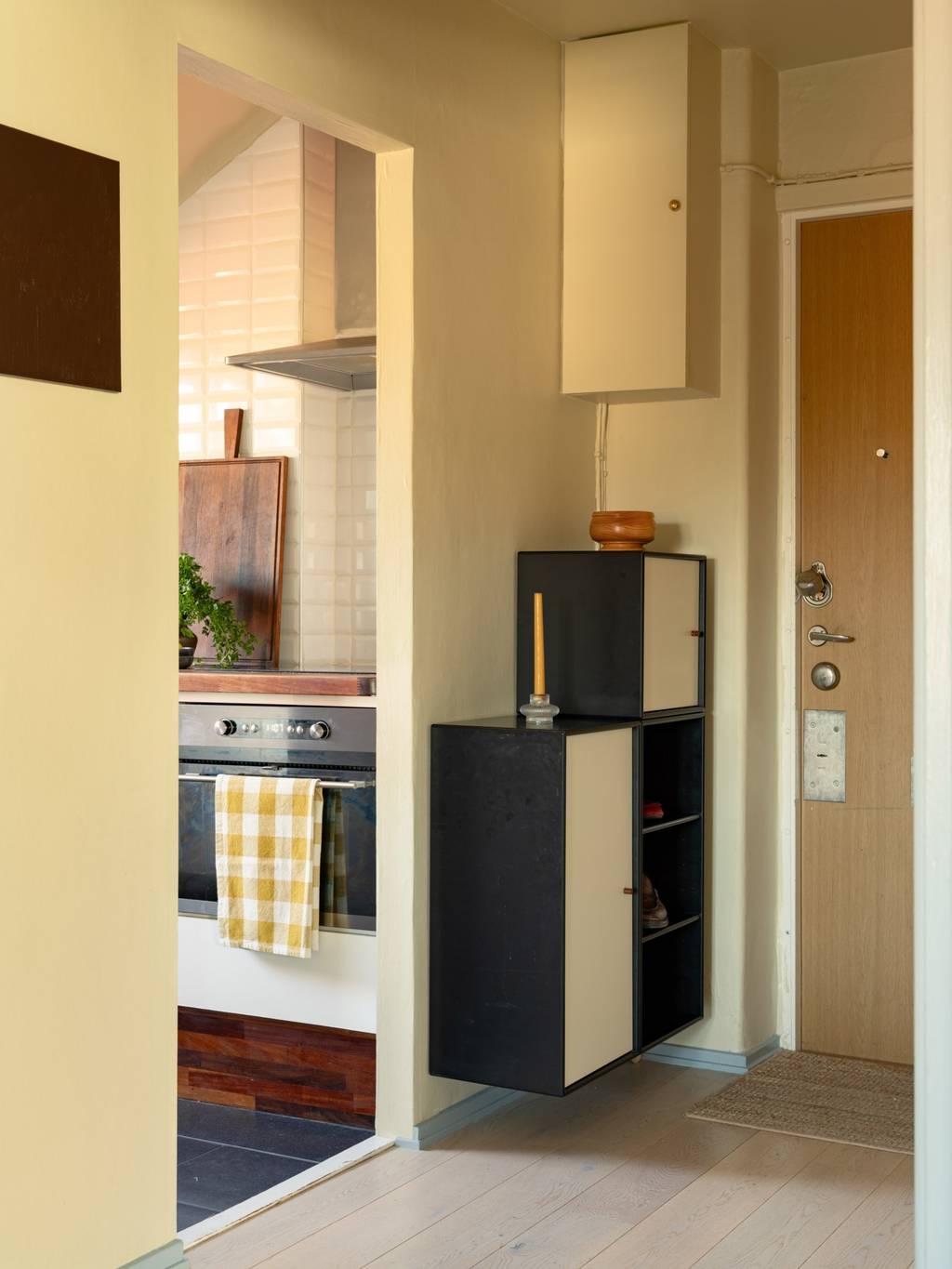 entrée jaune beurre trois-pièces mansardé 68m2 décoration scandinave