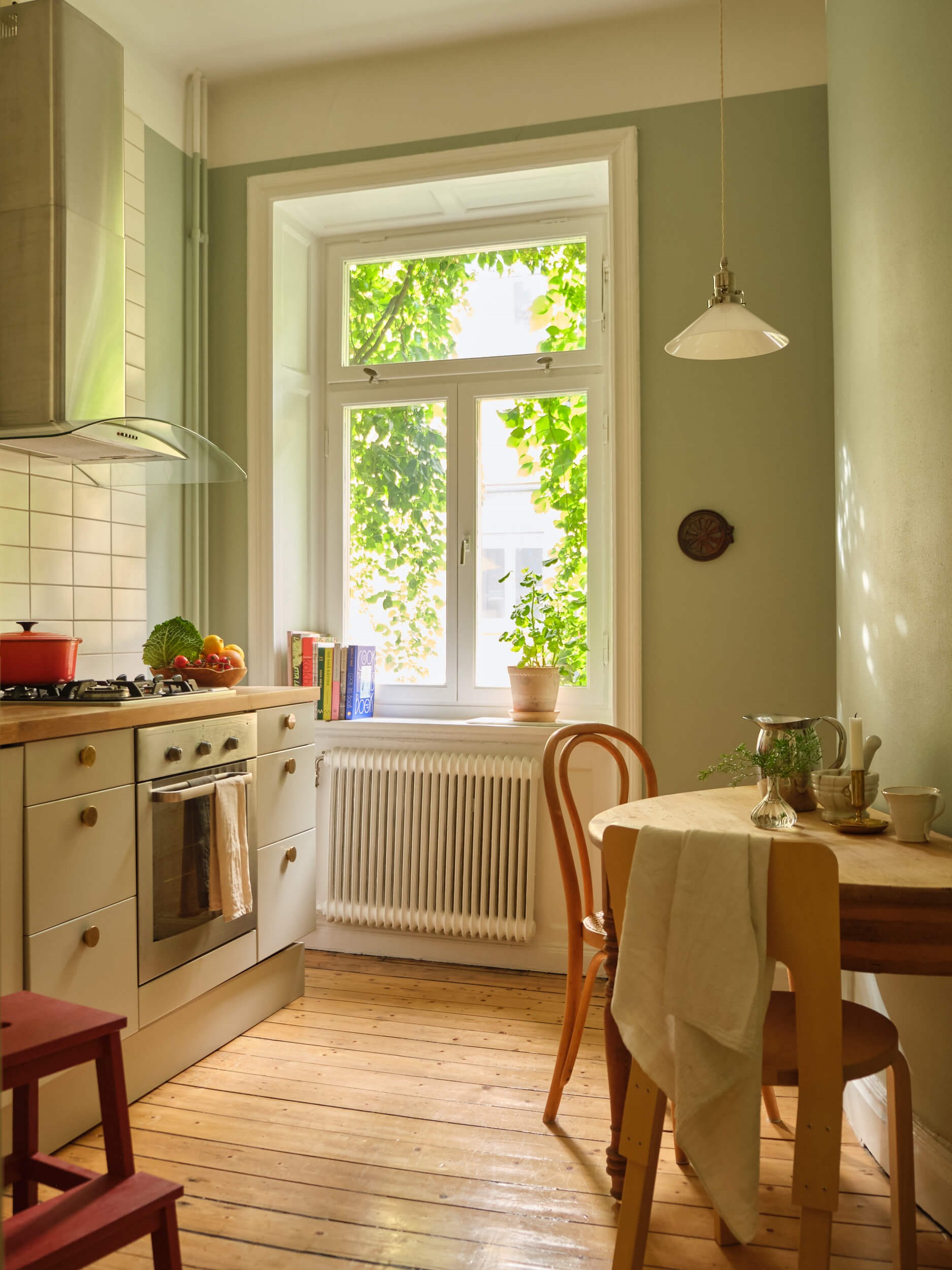 cuisine vert sauge décoration vintage et scandinave appartement 55m2 cuisine vert sauge décoration vintage et scandinave appartement 55m2