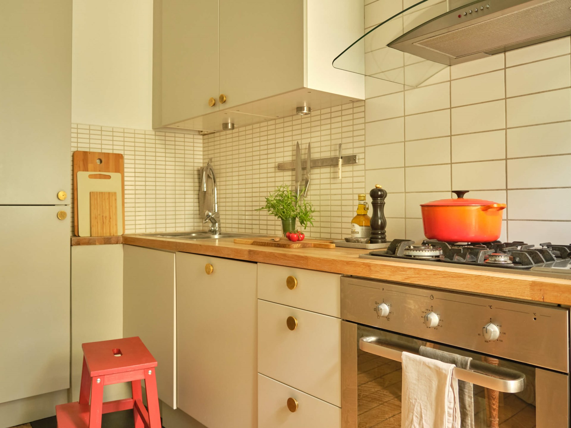 cuisine vert sauge décoration vintage et scandinave appartement 55m2 cuisine vert sauge décoration vintage et scandinave appartement 55m2