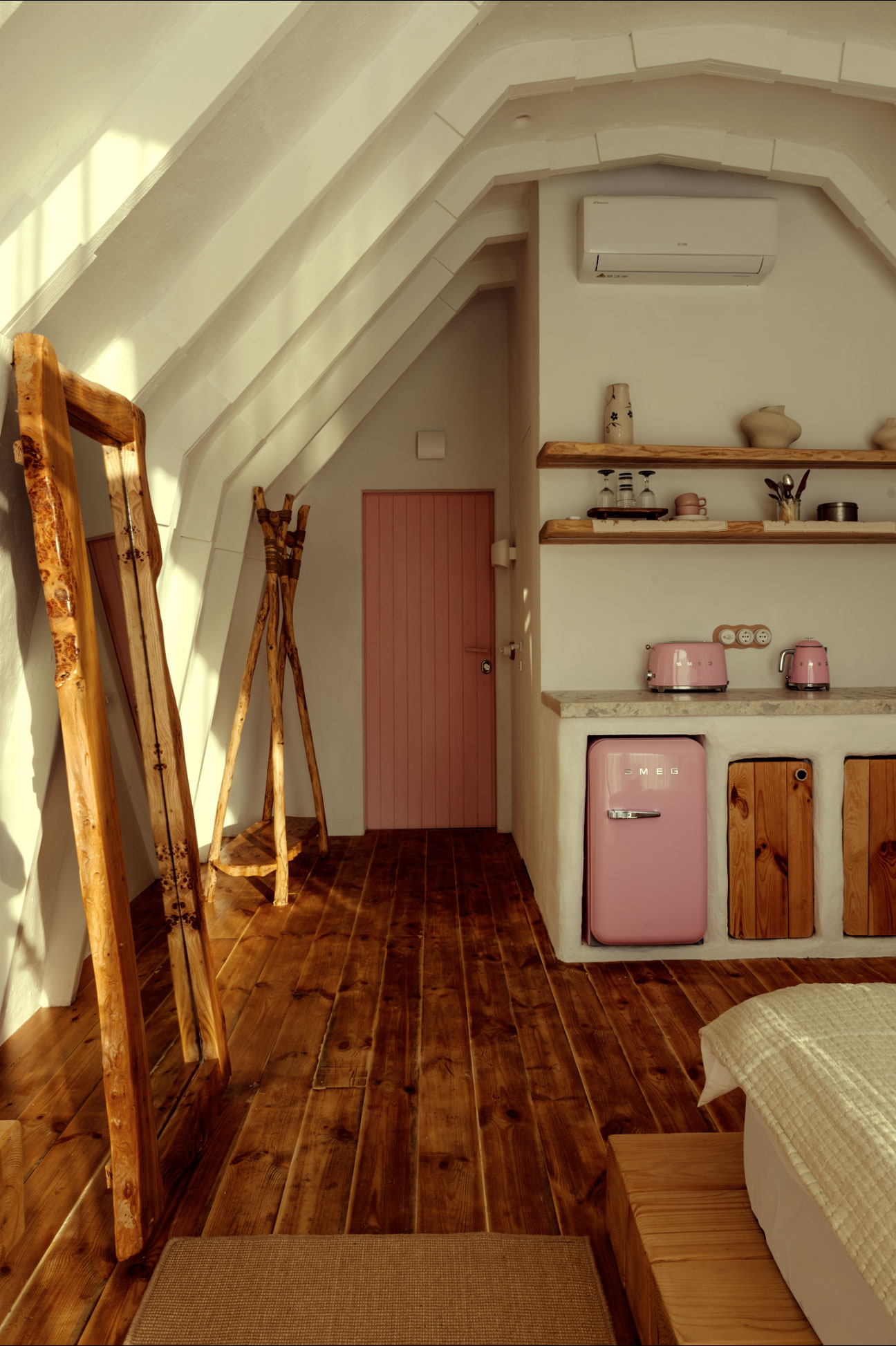 cuisine et chambre petite maison de 26m2 en Moldavie style cabane Hobbit