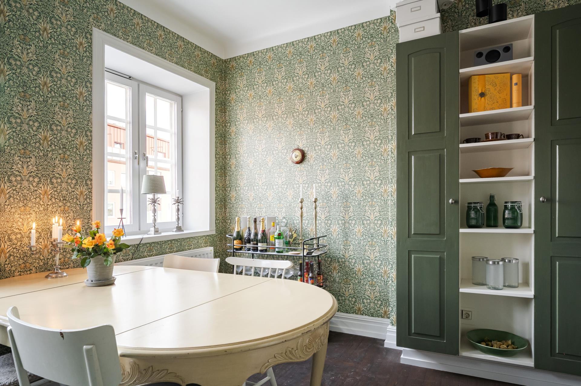cuisine décoration scandinave verte avec papier-peint Snakeshead de William Morris cuisine décoration scandinave verte avec papier-peint Snakeshead de William Morris