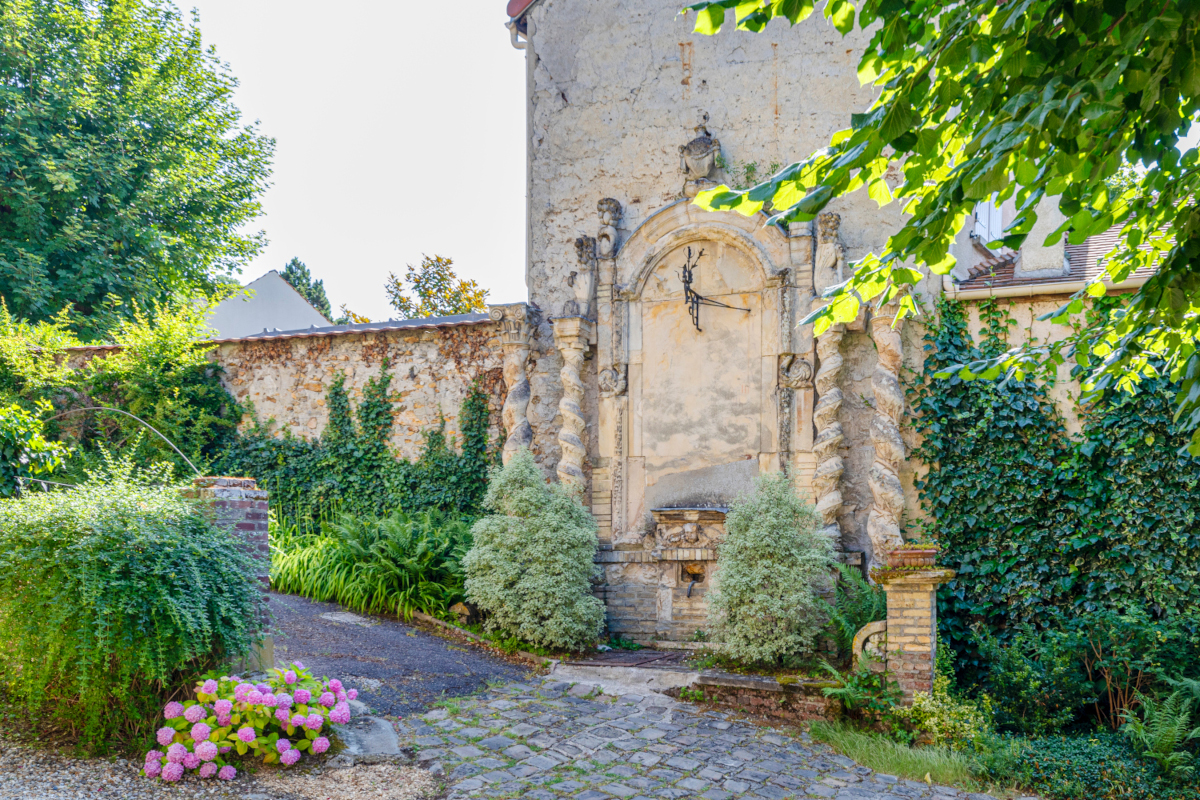 jardin avec fontaine en pierre Photo :  © Oksana Champetier