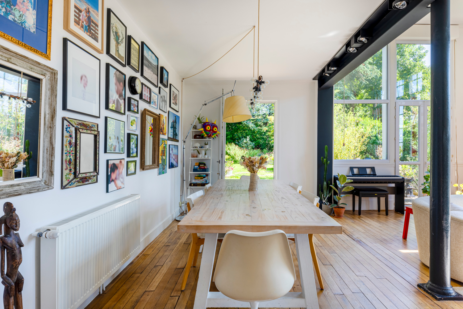 salle à manger avec mur d'images maison ancienne rénovée près de Paris Photo :  © Oksana Champetier