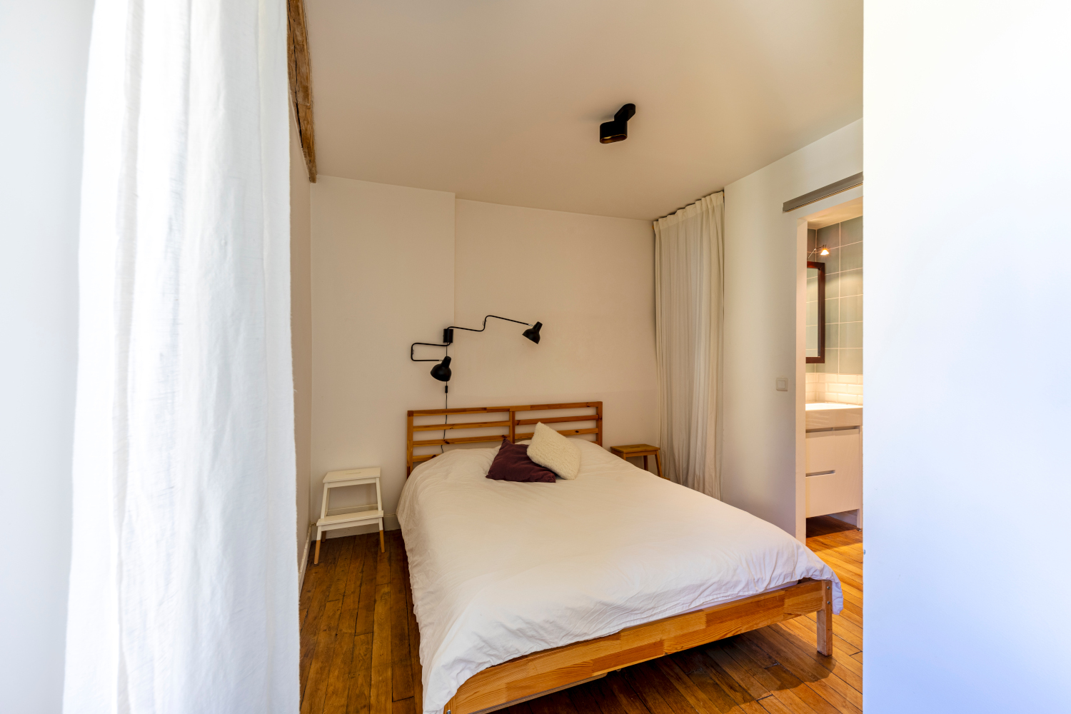 chambre décoration naturelle maison ancienne rénovée près de Paris Photo :  © Oksana Champetier