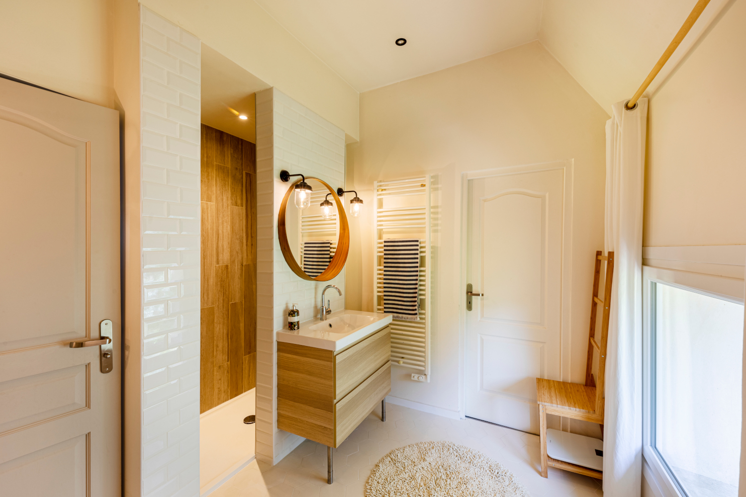 salle de bain moderne maison ancienne rénovée près de Paris Photo :  © Oksana Champetier