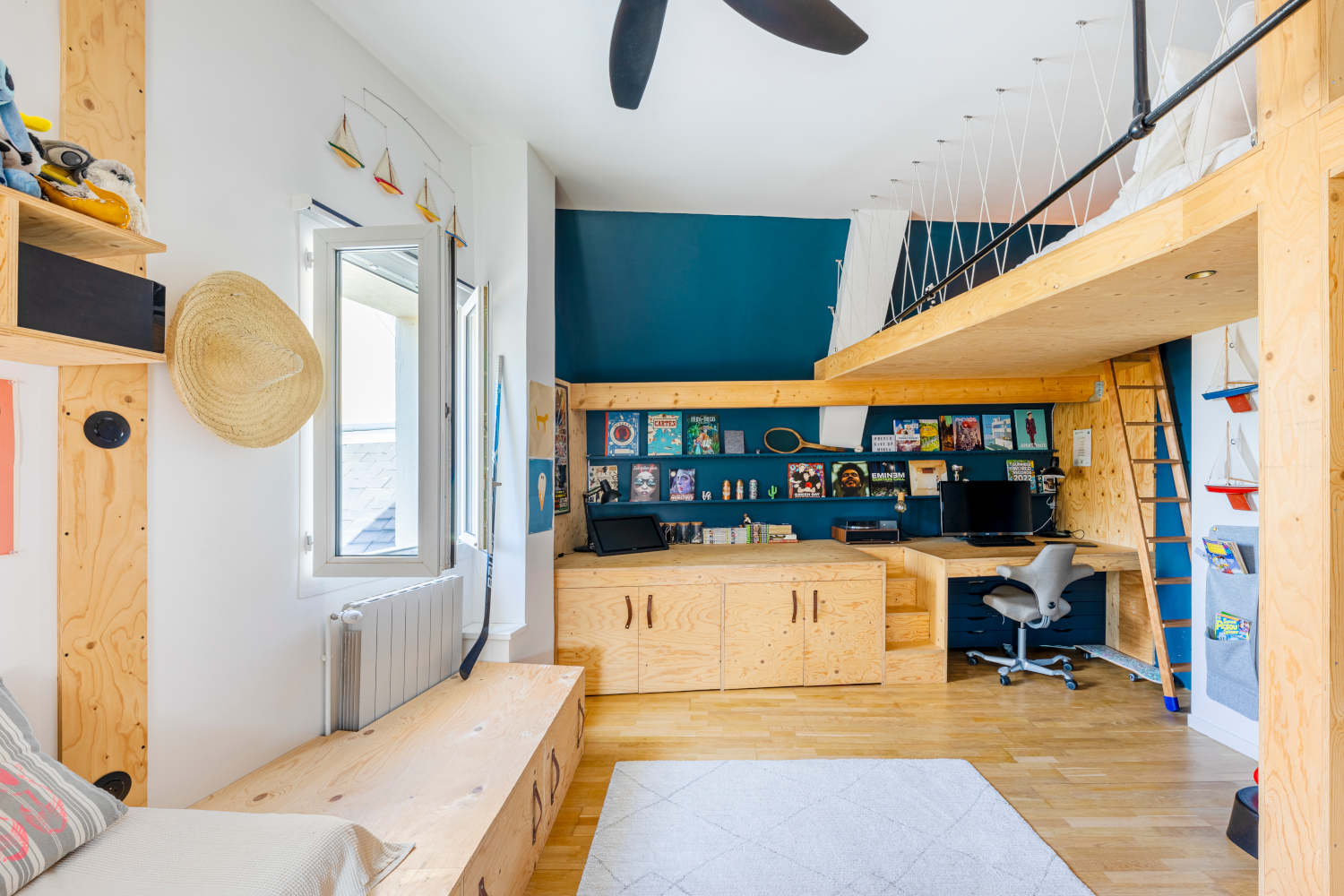 chambre avec bureau et mezzanine Photo :  © Oksana Champetier