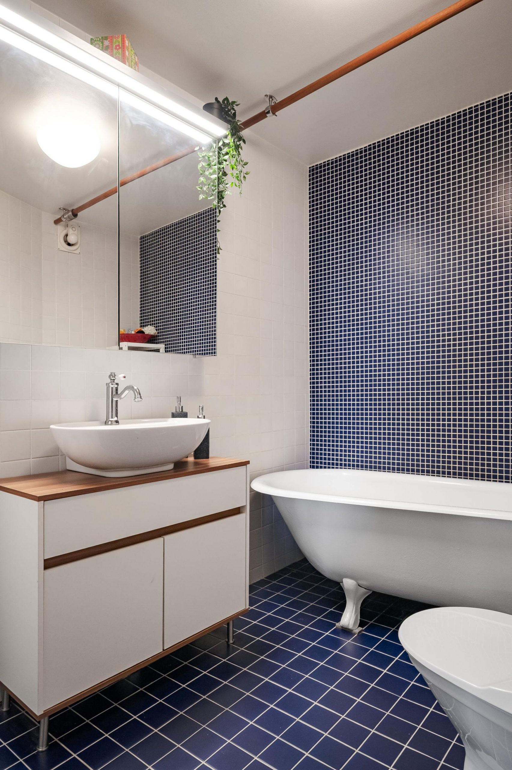 salle de bain bleue et blanche baignoire sur pieds salle de bain bleue et blanche baignoire sur pieds