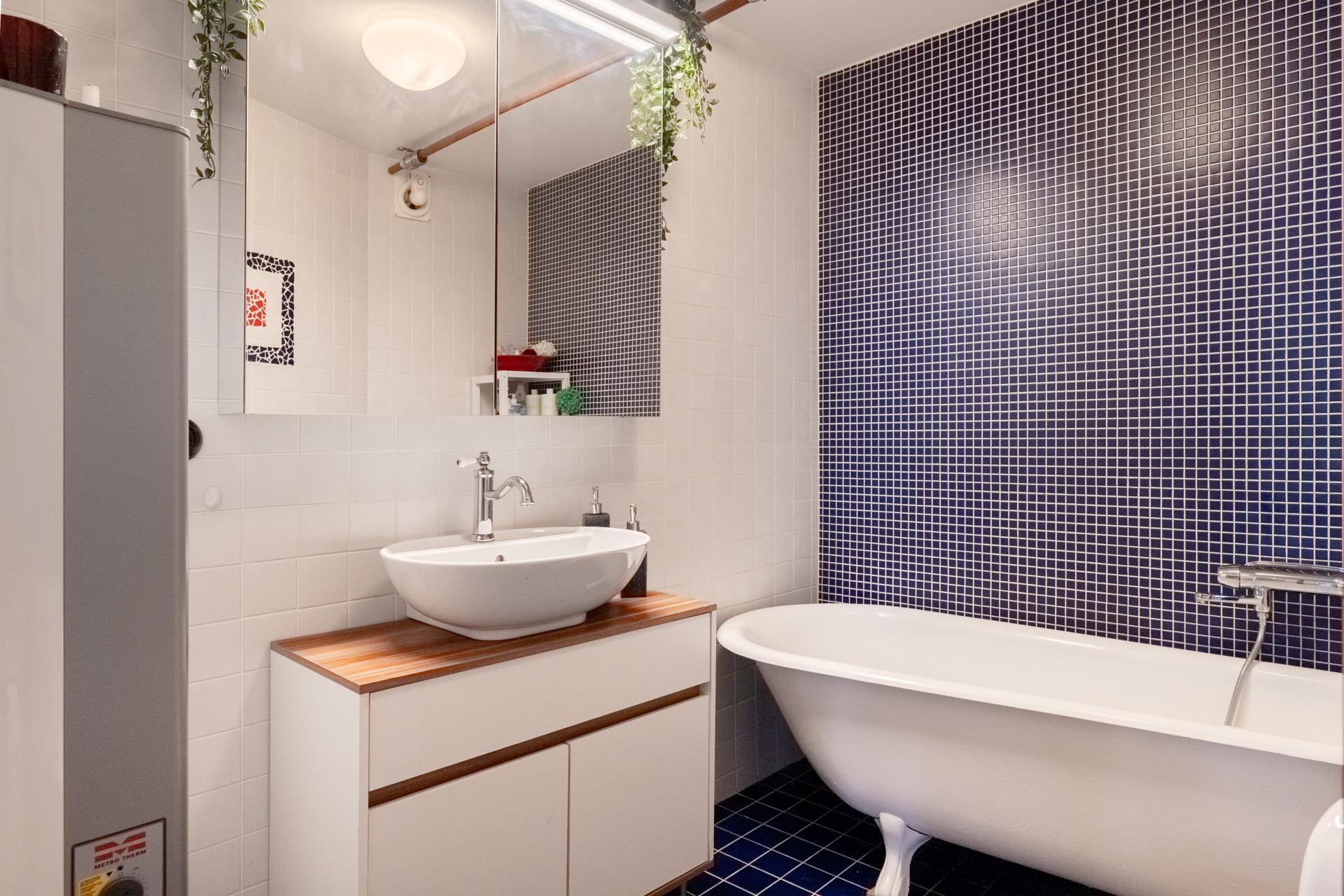 salle de bain bleue et blanche baignoire sur pieds salle de bain bleue et blanche baignoire sur pieds