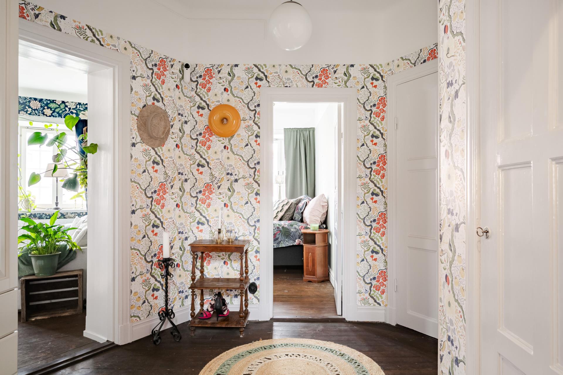 entrée décoration scandinave avec papier-peint Ann de Midbec entrée décoration scandinave avec papier-peint Ann de Midbec