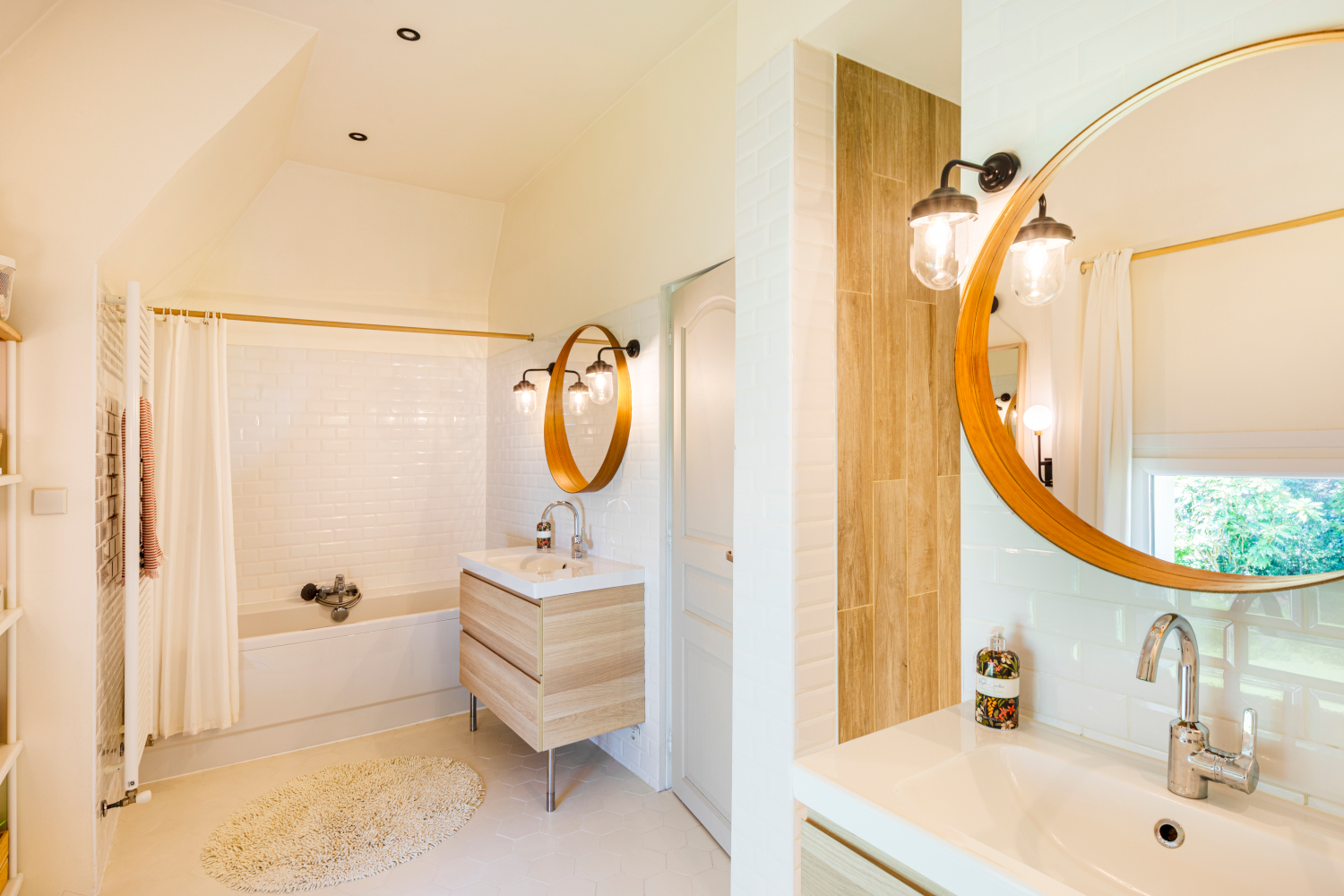 salle de bain moderne maison ancienne rénovée près de Paris Photo :  © Oksana Champetier