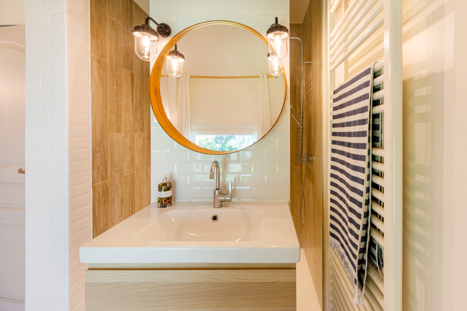 salle de bain moderne maison ancienne rénovée près de Paris Photo :  © Oksana Champetier
