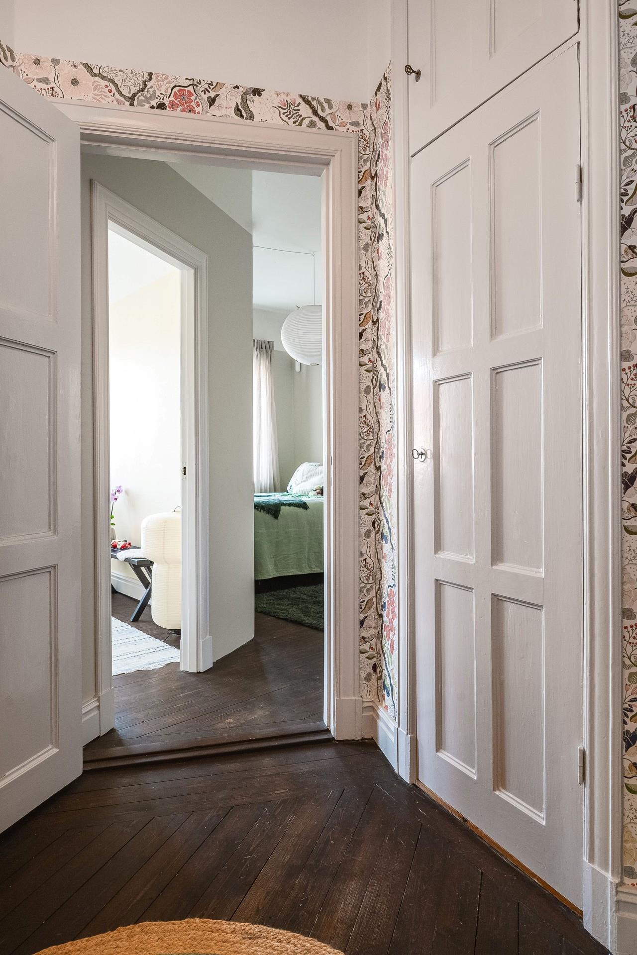 entrée décoration scandinave avec papier-peint Ann de Midbec entrée décoration scandinave avec papier-peint Ann de Midbec
