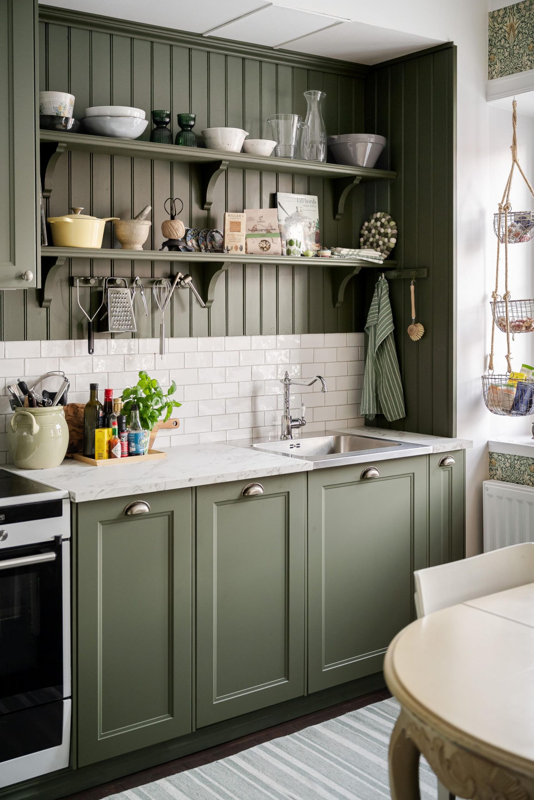 cuisine décoration scandinave verte avec papier-peint Snakeshead de William Morris cuisine décoration scandinave verte avec papier-peint Snakeshead de William Morris