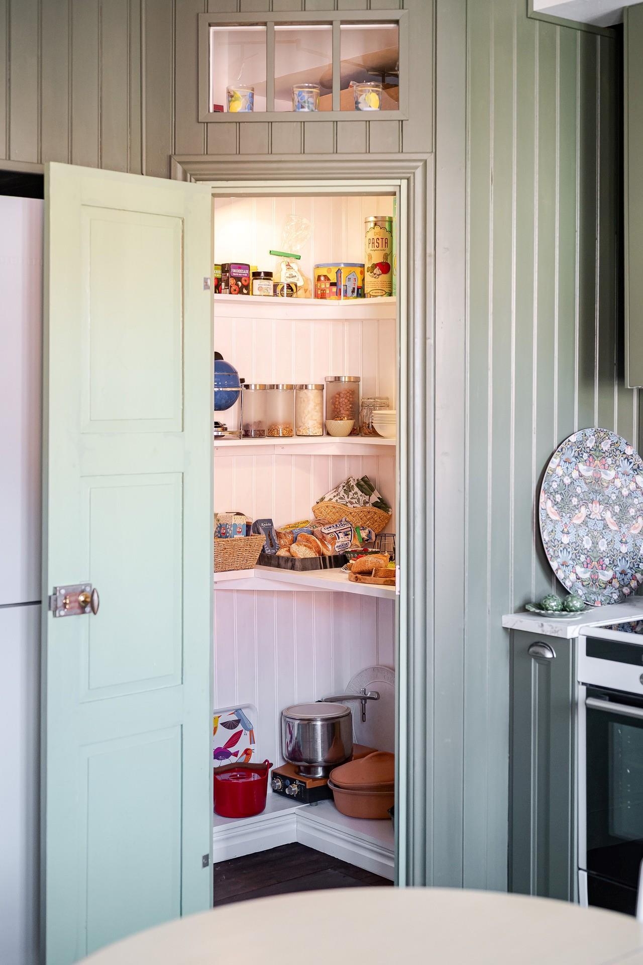cuisine décoration scandinave verte avec garde-manger (pantry) cuisine décoration scandinave verte avec garde-manger (pantry)