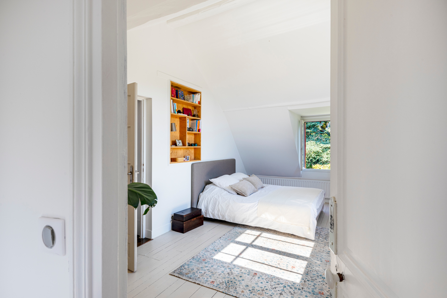 chambre mansardée maison ancienne rénovée près de Paris Photo :  © Oksana Champetier