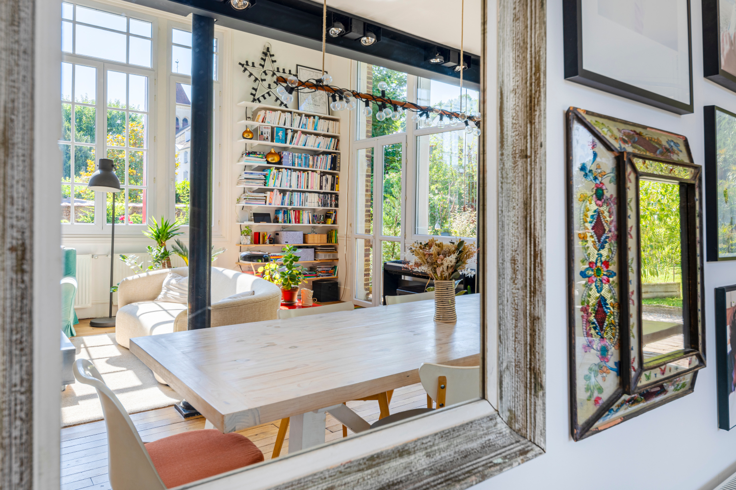 salle à manger avec mur d'images maison ancienne rénovée près de Paris Photo :  © Oksana Champetier