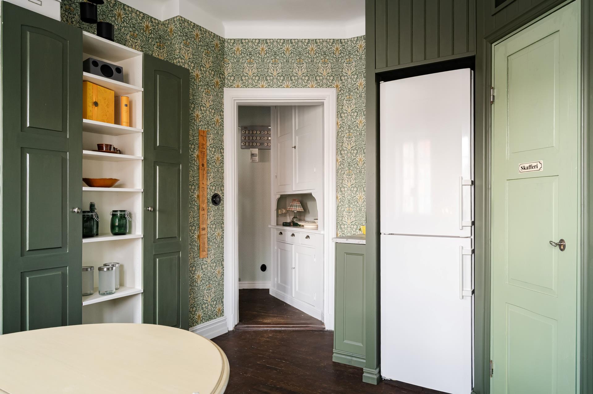 cuisine décoration scandinave verte avec papier-peint Snakeshead de William Morris cuisine décoration scandinave verte avec papier-peint Snakeshead de William Morris