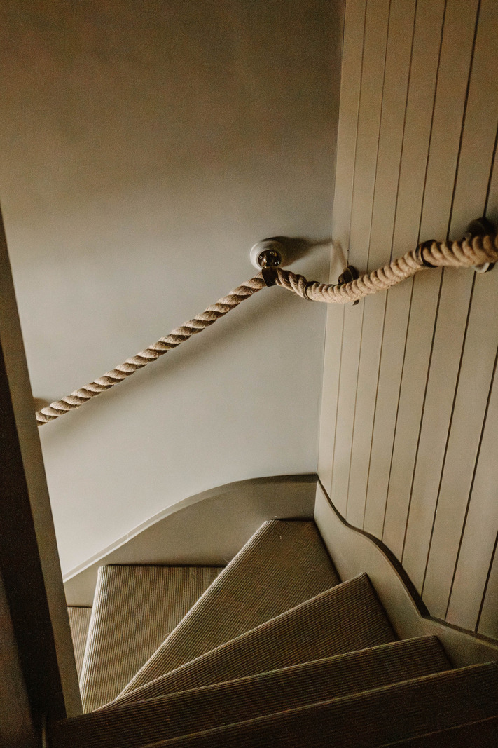 escalier murs beige rampe corde